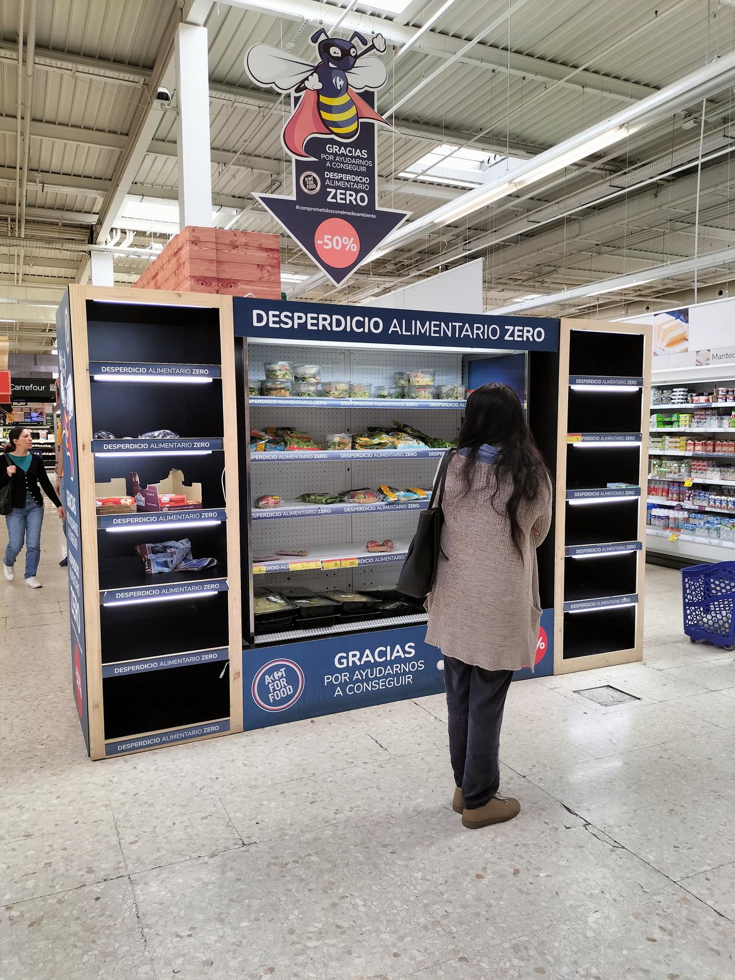 Carrefour se une contra el desperdicio alimentario con medidas para sus clientes. la compañía tiene un compromiso con el anti despilfarro alimentario y por ello cuenta en todos sus centros con espacios donde se puede adquirir aquellos productos próximos al fin de su vida útil y para consumo inmediato, hasta con un 50% de descuento. EFE/Paloma Puente/Archivo