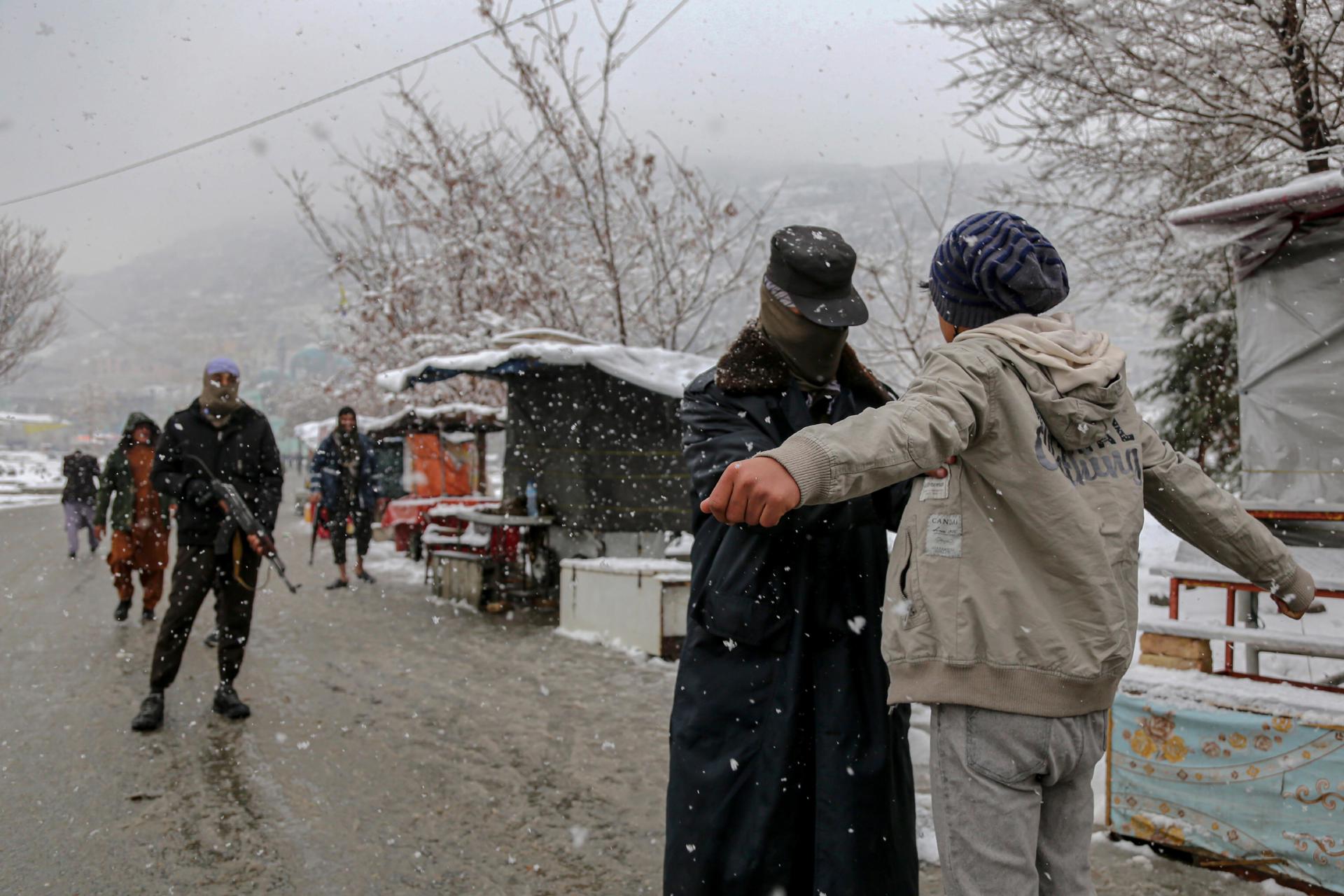 La seguridad talibán realiza controles a los peatones en la capital afgana, Kabul, con motivo del cuarto aniversario del acuerdo entre Estados Unidos y los talibanes, en Kabul, Afganistán, 26 de febrero de 2024 Afganistán conmemora el primer aniversario del acuerdo entre los Estados Unidos y los talibanes que se firmó en Doha el 29 de febrero de 2020 para llevar la paz a Afganistán, comúnmente conocido como el acuerdo Estados Unidos-Talibán o el Acuerdo de Doha, la retirada de las tropas estadounidenses y el inicio de negociaciones intraafganas. (Afganistán, Estados Unidos) 
EFE/EPA/SAMIULLAH POPAL
//////////
Kabul (Afganistán), 26/02/2024.- Los talibanes realizan controles de seguridad a peatones en la capital afgana, Kabul, en el cuarto aniversario del acuerdo entre Estados Unidos y los talibanes, en Kabul, Afganistán, 26 de febrero de 2024 (emitido el 28 de febrero de 2024). Afganistán marca el primer aniversario del acuerdo entre Estados Unidos y los talibanes que se firmó en Doha el 29 de febrero de 2020 para llevar la paz a Afganistán, comúnmente conocido como el acuerdo entre los Estados Unidos y los talibanes o el Acuerdo de Doha, la retirada de las tropas estadounidenses y el lanzamiento de ataques intra. -Afghan negotiations. (Afganistán, Estados Unidos) EFE/EPA/SAMIULLAH POPAL