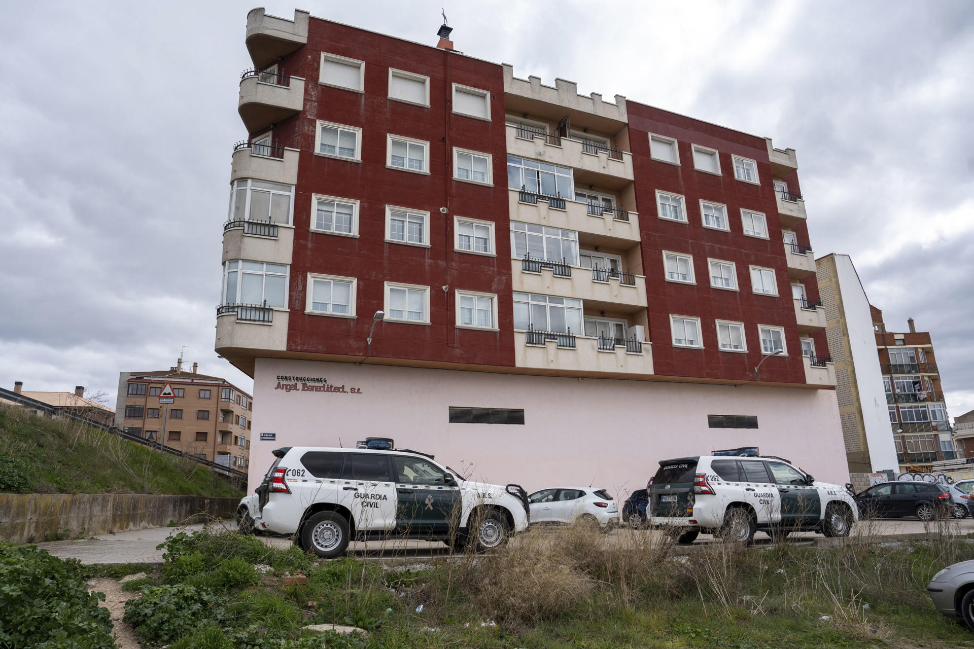 La Guardia Civil ha desplegado un amplio operativo policial en una operación antidroga en el barrio de Santa Catalina de Aranda de Duero (Burgos), en el que se están realizando registros domiciliarios desde primera hora de la mañana y se han producido varias detenciones, han confirmado a EFE fuentes de la investigación.La operación policial, dirigida por la Comandancia de la Guardia Civil de Burgos, ha movilizado a efectivos del Grupo de Reserva y Seguridad (GRS) y el Servicio Cinológico, cuyos perros han participado en los registros que han arrancado sobre las seis de la madrugada en la calle Nuño Rasura.-EFE/ Paco Santamaría