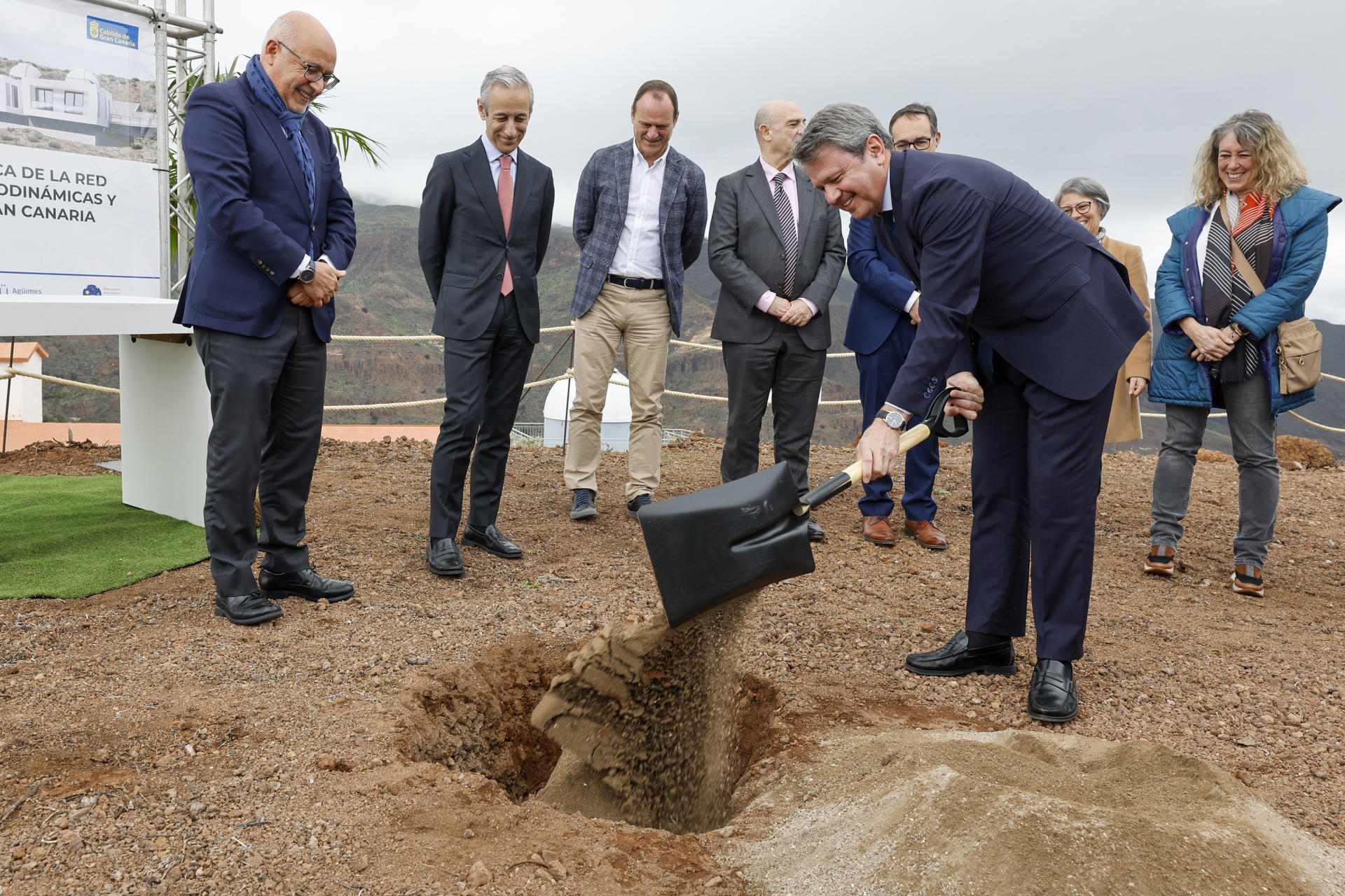 El secretario de Estado de Transportes y Movilidad Sostenible, José Antonio Santano (2d), y el presidente del Cabildo de Gran Canaria, Antonio Morales (i), durante su intervención este martes en Gran Canaria en el acto de colocación de la primera piedra del radiotelescopio de la Red Atlántica de Estaciones Geodinámicas y Espaciales que se va a construir en Temisas (Agüimes). EFE/ Elvira Urquijo A.