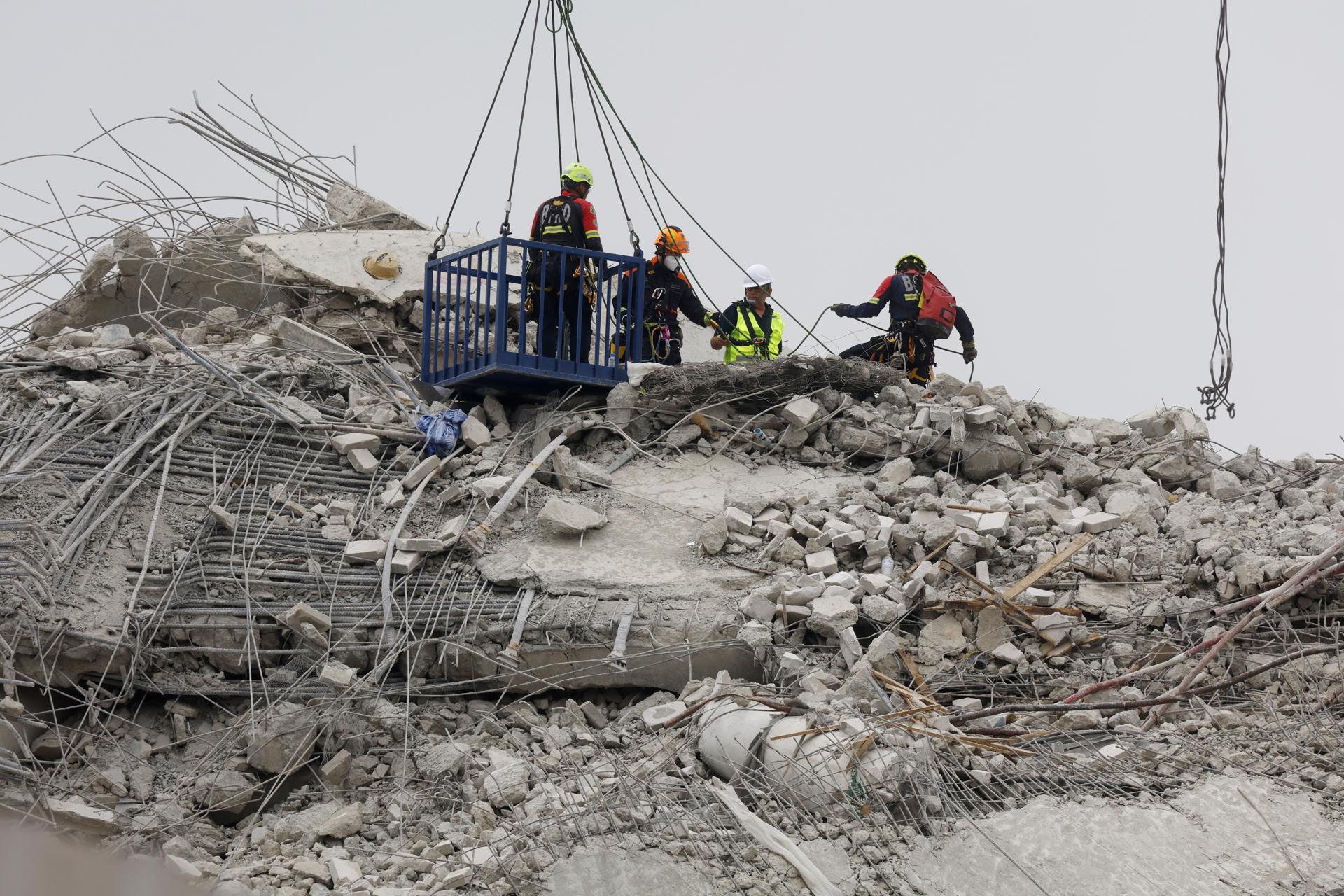 Un equipo de rescate busca supervivientes este lunes en el lugar del derrumbe de un edificio tras el terremoto del pasado viernes en Bangkok (Tailandia). EFE/ Narong Sangnak
