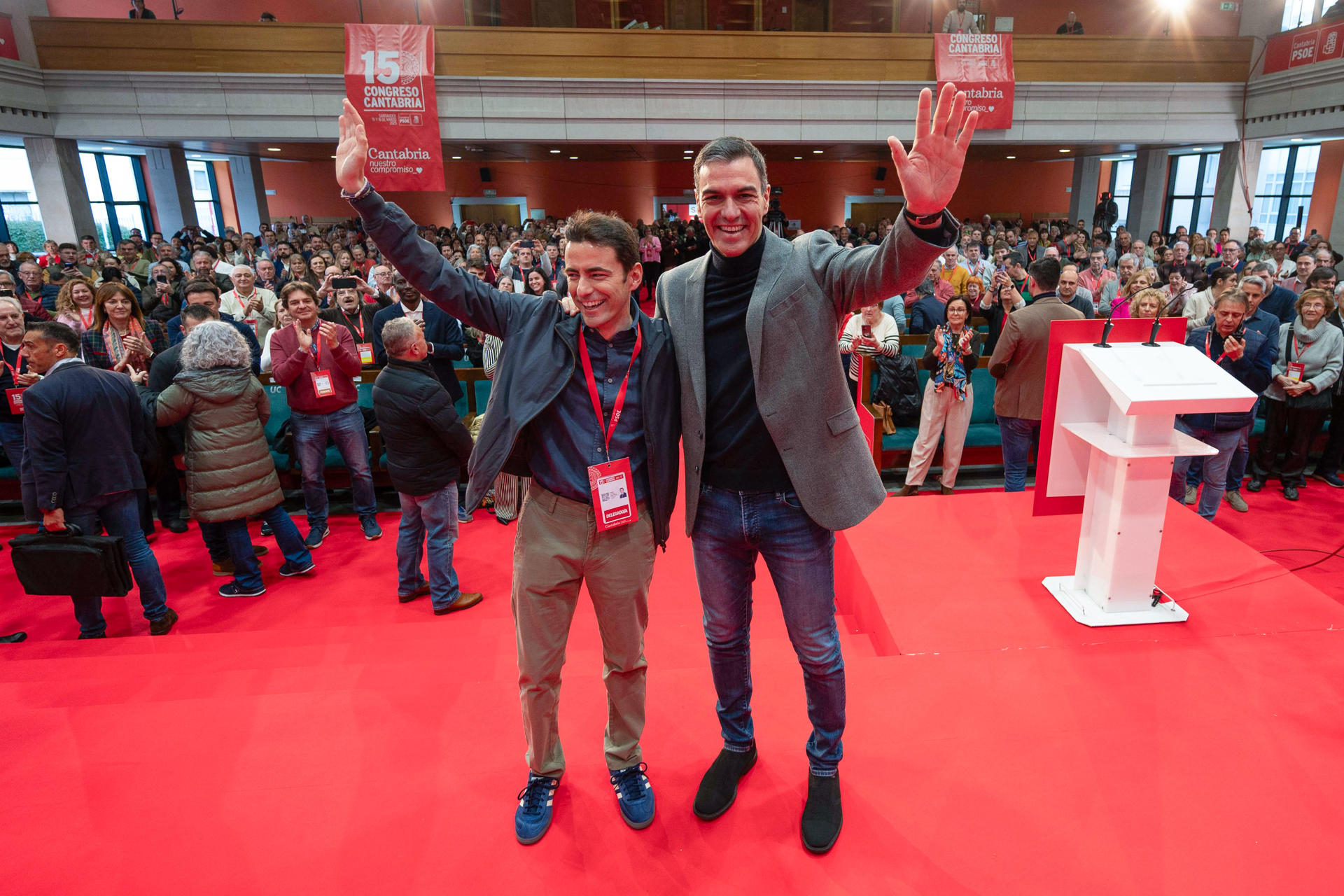 El secretario general del PSOE y presidente del Gobierno, Pedro Sánchez (d), junto al secretario general del PSOE en Cantabria, Pedro Casares, durante la clausura el congreso regional de su partido en Cantabria este domingo en Santander. EFE/ Pedro Puente Hoyos
