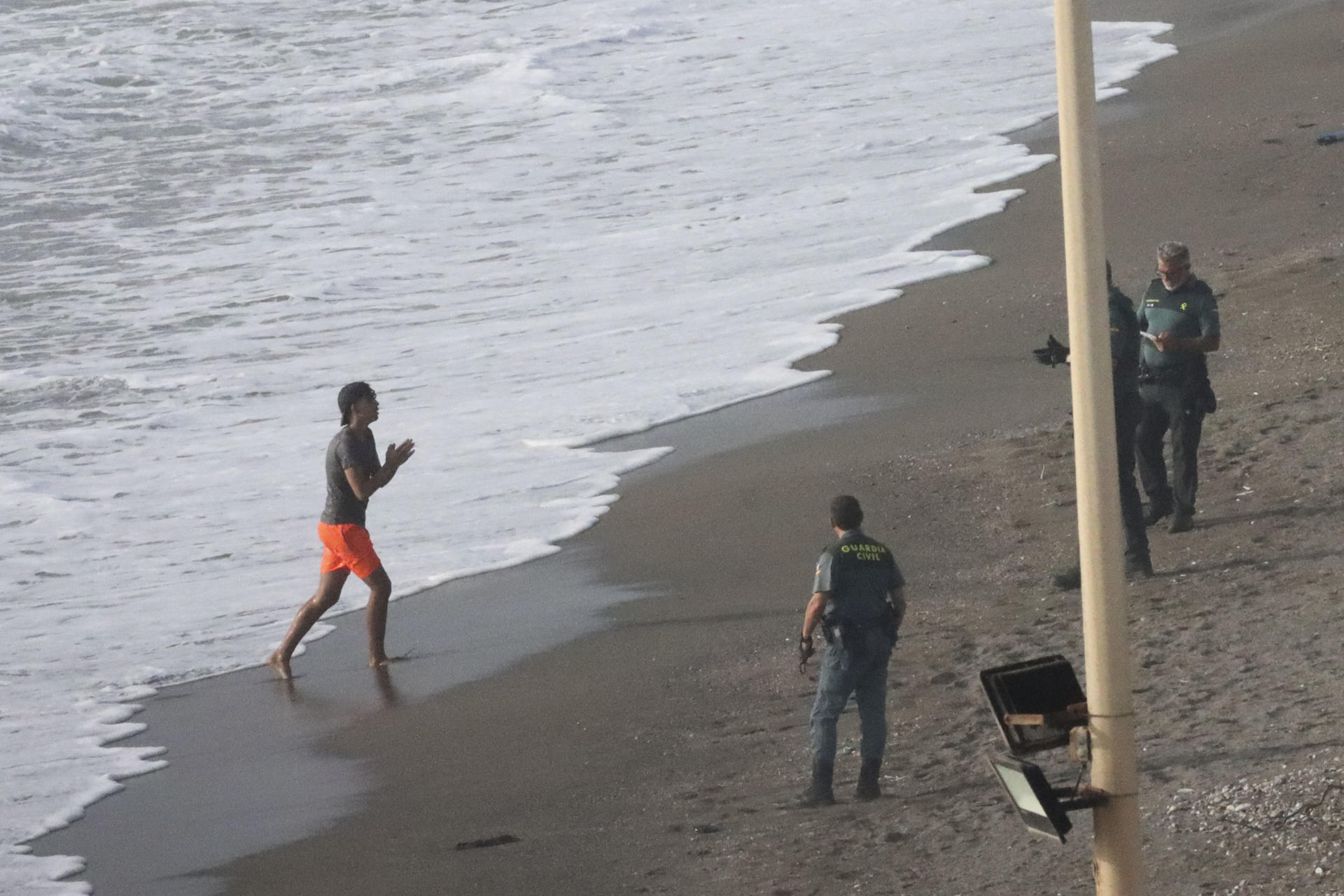 Un inmigrante llega a nado a la playa del Tarajal, en Ceuta, en 2024. EFE/Reduan
