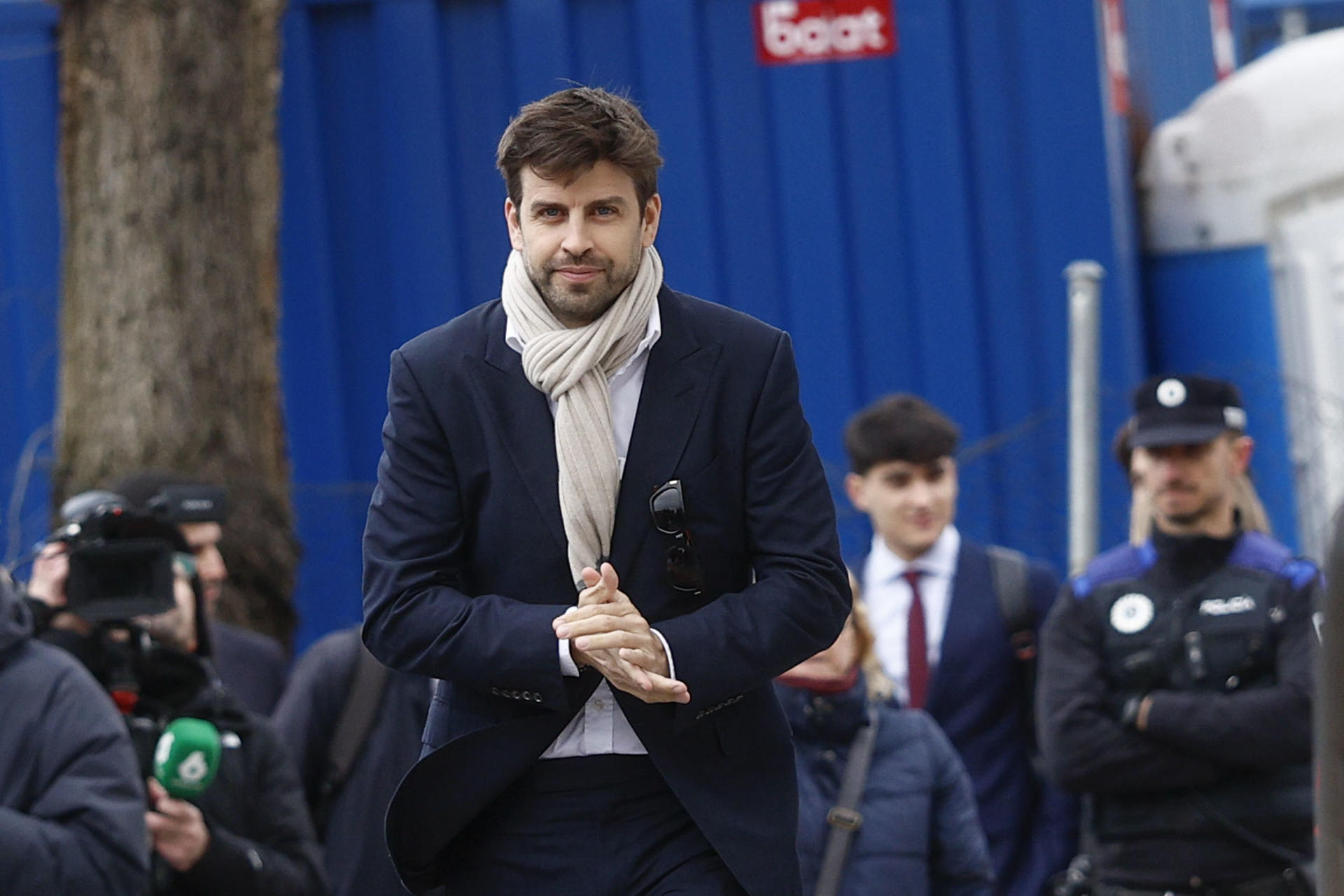 El exjugador del FC Barcelona Gerard Piqué, a su llegada para comparece en un juzgado de Majadahonda (Madrid) como investigado por el contrato de la Federación Española de Fútbol que llevó la Supercopa a Arabia Saudí, en el que la Guardia Civil cree que tuvo una "parte activa" como "intermediario". EFE/ Rodrigo Jimenez