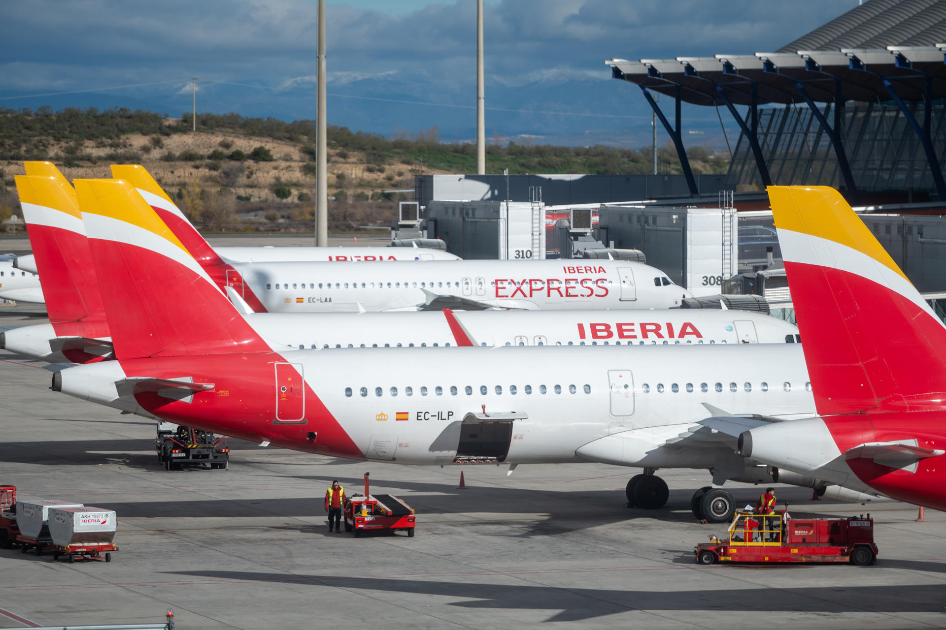 Imagen de archivo de aviones de Iberia en Barajas. EFE/ Fernando Villar
