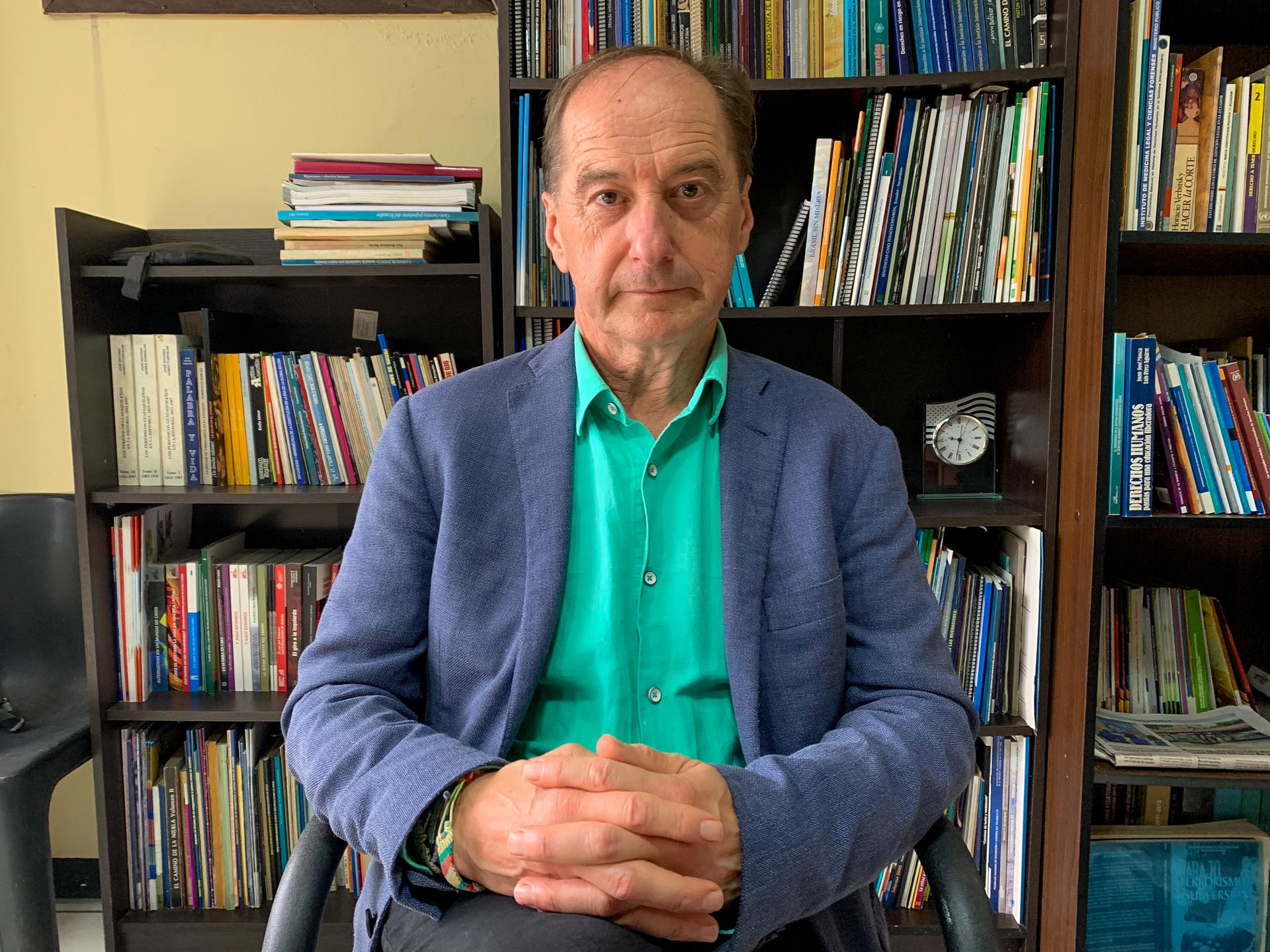 Fotografía del 20 de marzo de 2025 del investigador español Carlos Martín Beristain posando en una entrevista con EFE, en Guayaquil (Ecuador). EFE/ Cristina Bazan