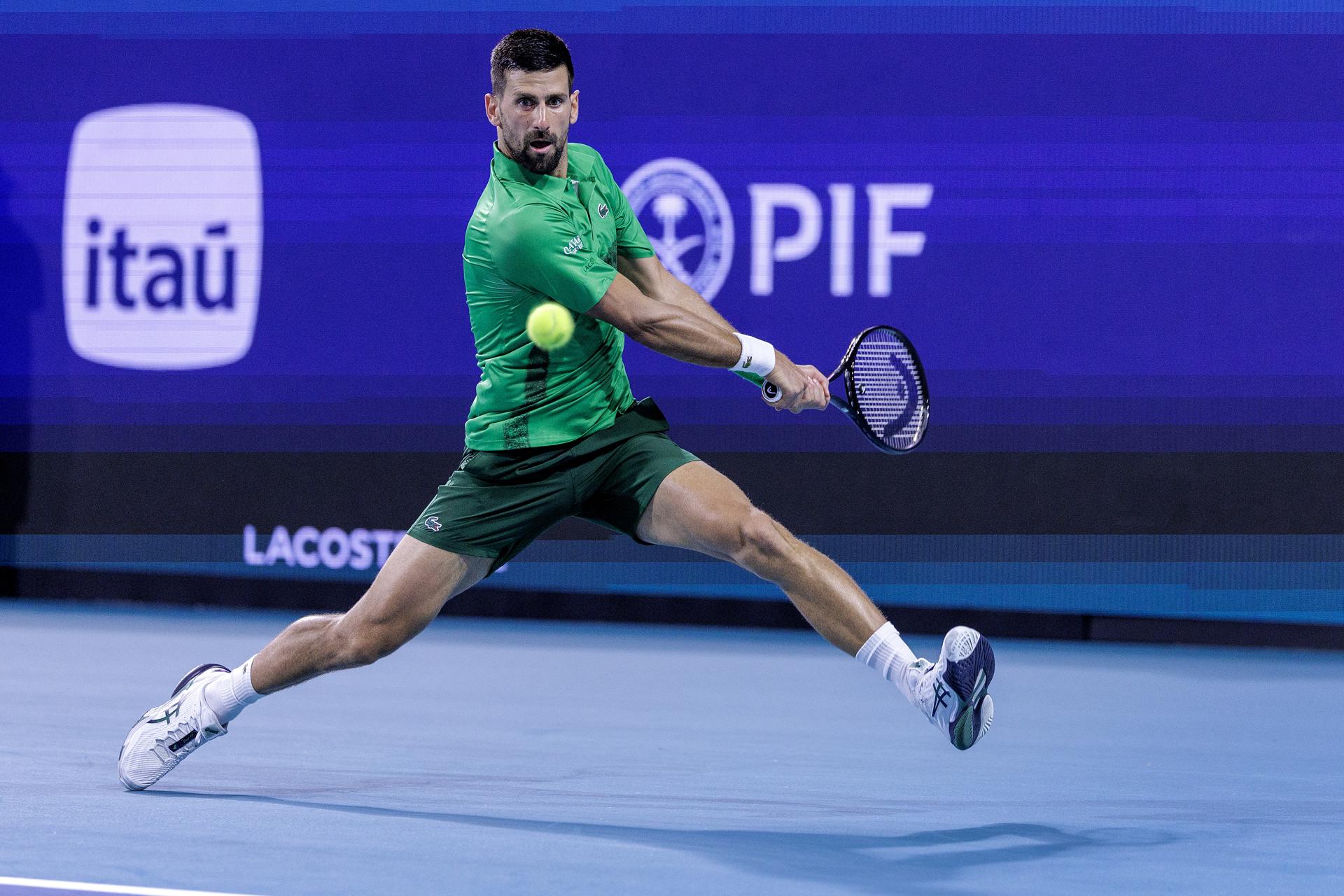 Novak Djokovic devuelve una bola durante la final del Abierto de Miami contra el checo Jakub Mensik. EFE/EPA/CRISTÓBAL HERRERA-ULASHKEVICH
