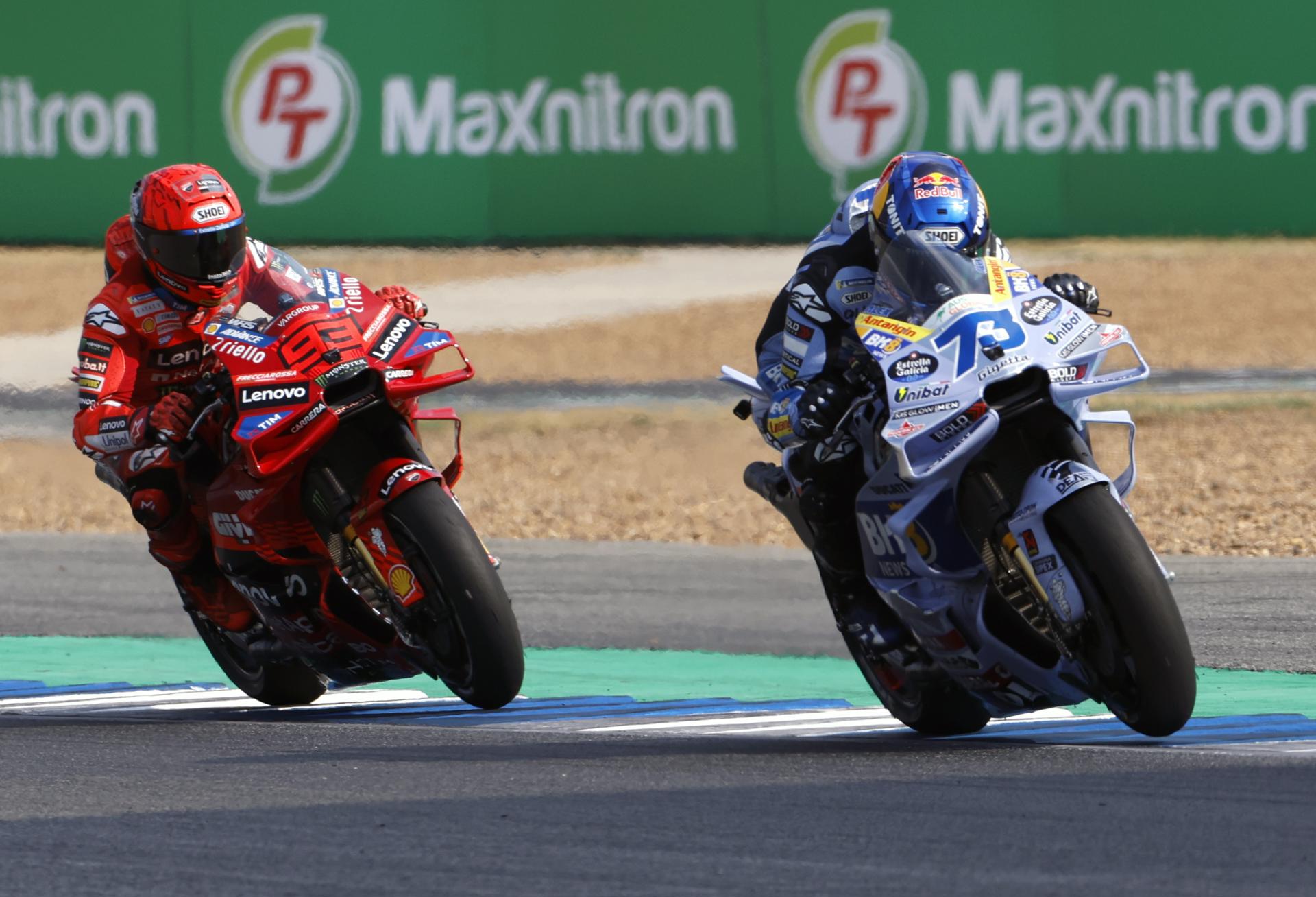 Alex Márquez y Marc Márquez durante el GP de Tailandia. EFE/EPA/RUNGROJ YONGRIT