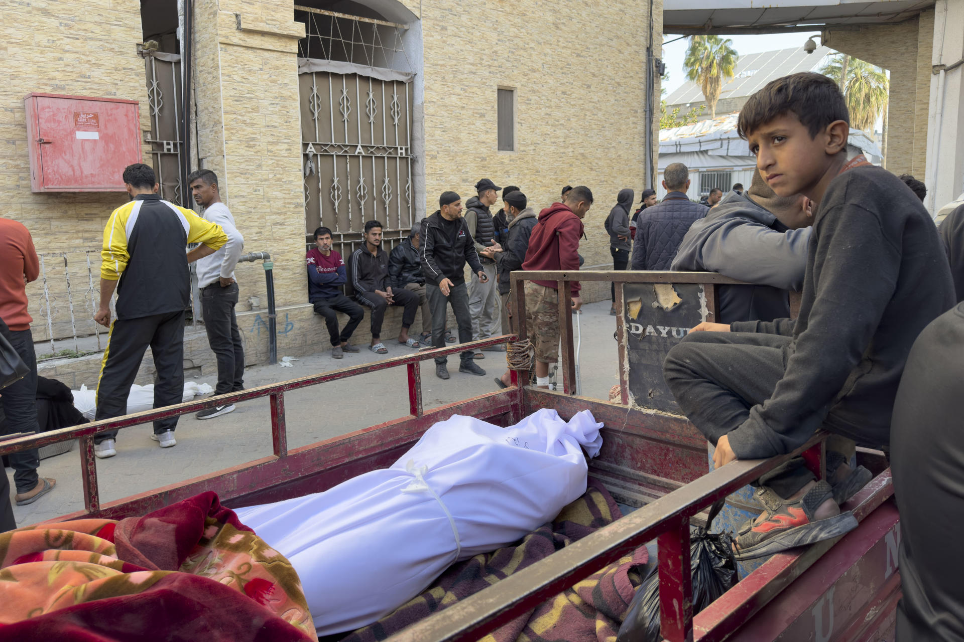 GAZA, 18/03/2025.- Heridos en el hospital Alahli en Ciudad de Gaza, al norte de la Franja. El Gobierno de Israel reanudó en la madrugada de este martes la guerra en Gaza con el mayor ataque desde el inicio de la tregua hace dos meses y que supone la ruptura de facto del alto el fuego, que tuvo lugar en varios puntos del enclave. El Gobierno de la Franja de Gaza, en manos del grupo islamista Hamás, elevó el número de muertos por la oleada de bombardeos israelíes de esta noche a 322 y habló de numerosos desaparecidos y heridos. EFE/ Ahmad Awad