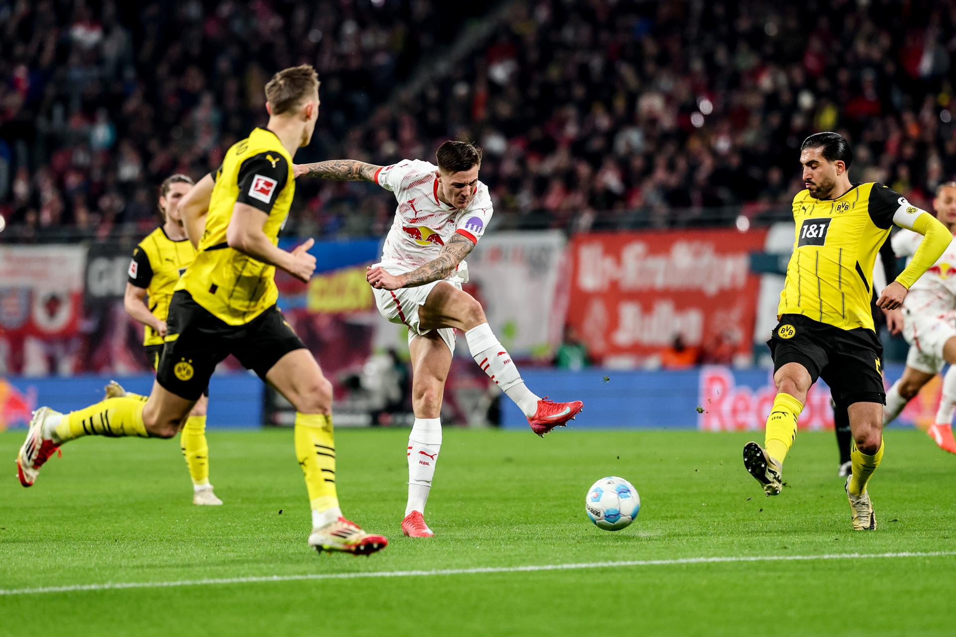 El delantero del Leipzig Benjamin Sesko (C) durante el partido de la Bundesliga que han jugado RB Leipzig y Borussia Dortmund en Leipzig, Alemania.EFE/EPA/FILIP SINGER