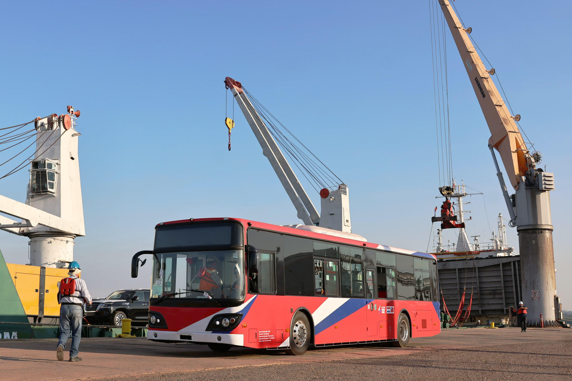 Fotografía cedida este domingo, 16 de marzo, por la Presidencia de Paraguay en la que se registró la llegada al puerto de Villeta (Paraguay) de 20 buses eléctricos fabricados por la empresa taiwanesa Master Bus. EFE/Presidencia de Paraguay
