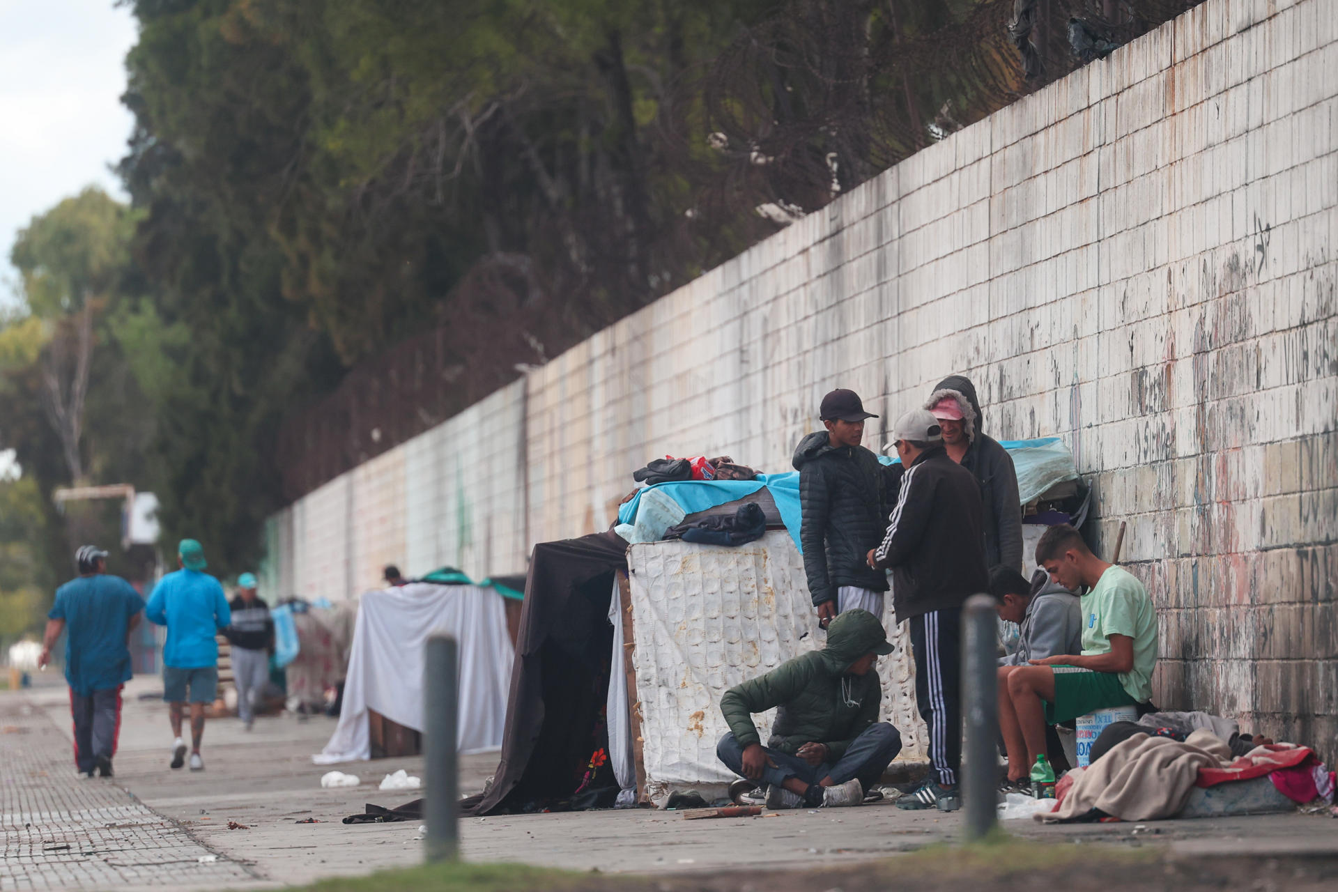 Personas en situación de calle descansan este lunes, en Buenos Aires (Argentina). EFE/ Juan Roncoroni