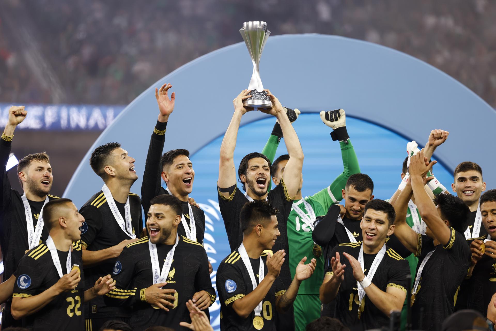 Los jugadores de México celebran tras vencer a Panamá luego del partido de la Final de la Liga de Naciones de la Concacaf entre México y Panamá en Inglewood, California (EE.UU.). EFE/CAROLINE BREHMAN