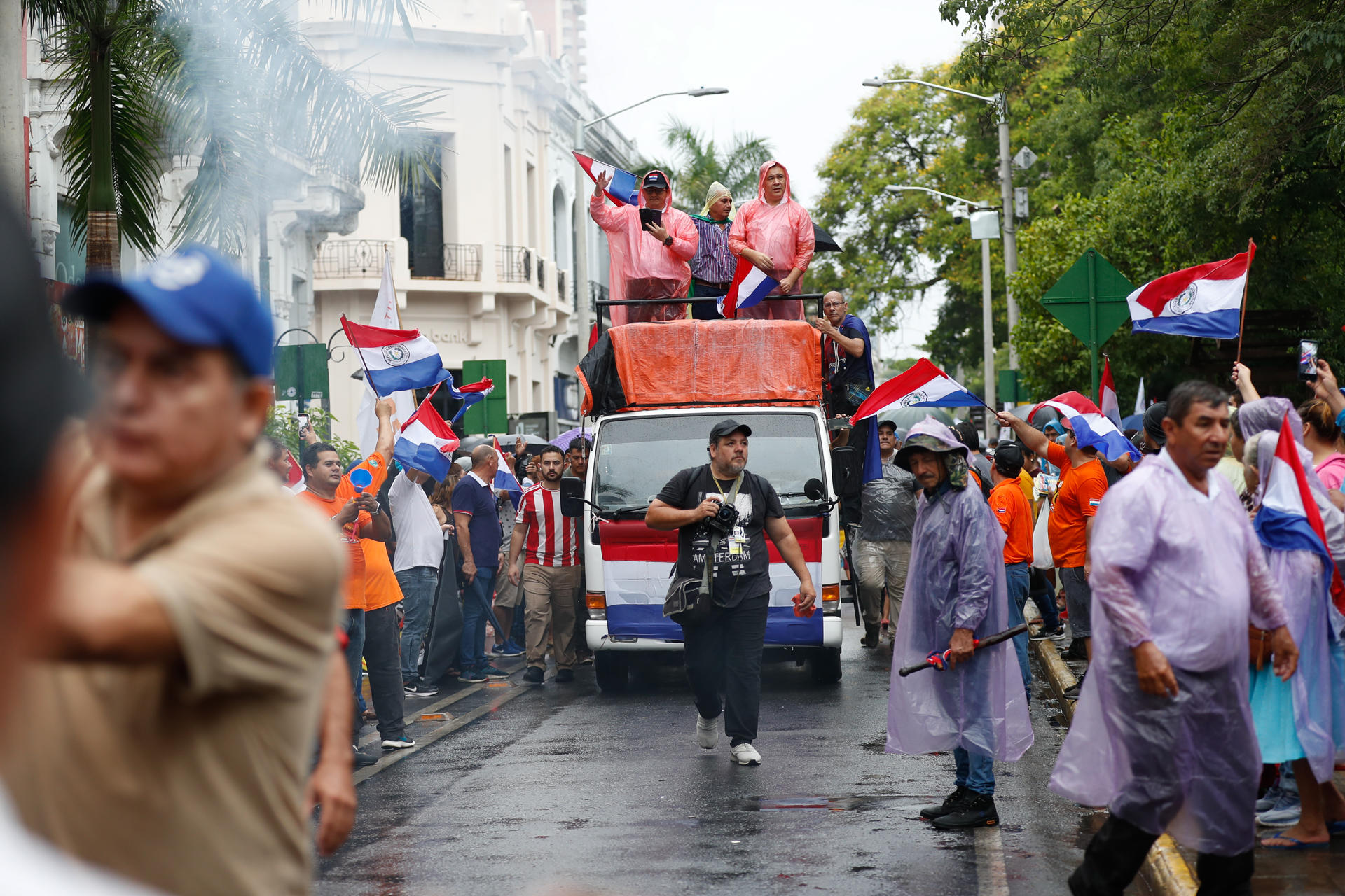 Integrantes de más de 30 organizaciones sociales paraguayas marchan hacia el Palacio Legislativo este martes, en Asunción (Paraguay). EFE/ Juan Pablo Pino