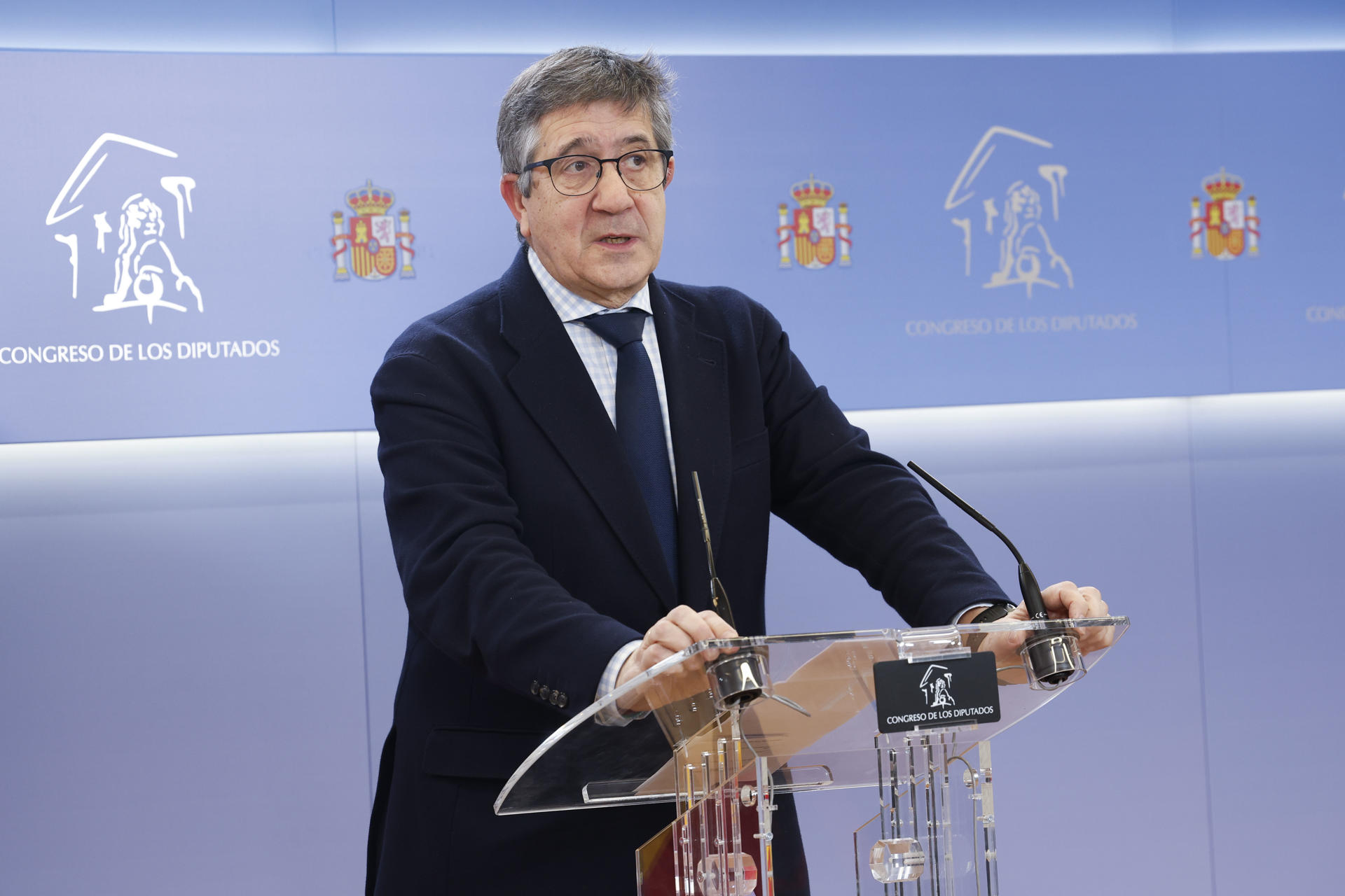 El portavoz del PSOE, Patxi López, durante la rueda de prensa que ha ofrecido este martes en la Cámara Baja. EFE/ J.P.Gandul