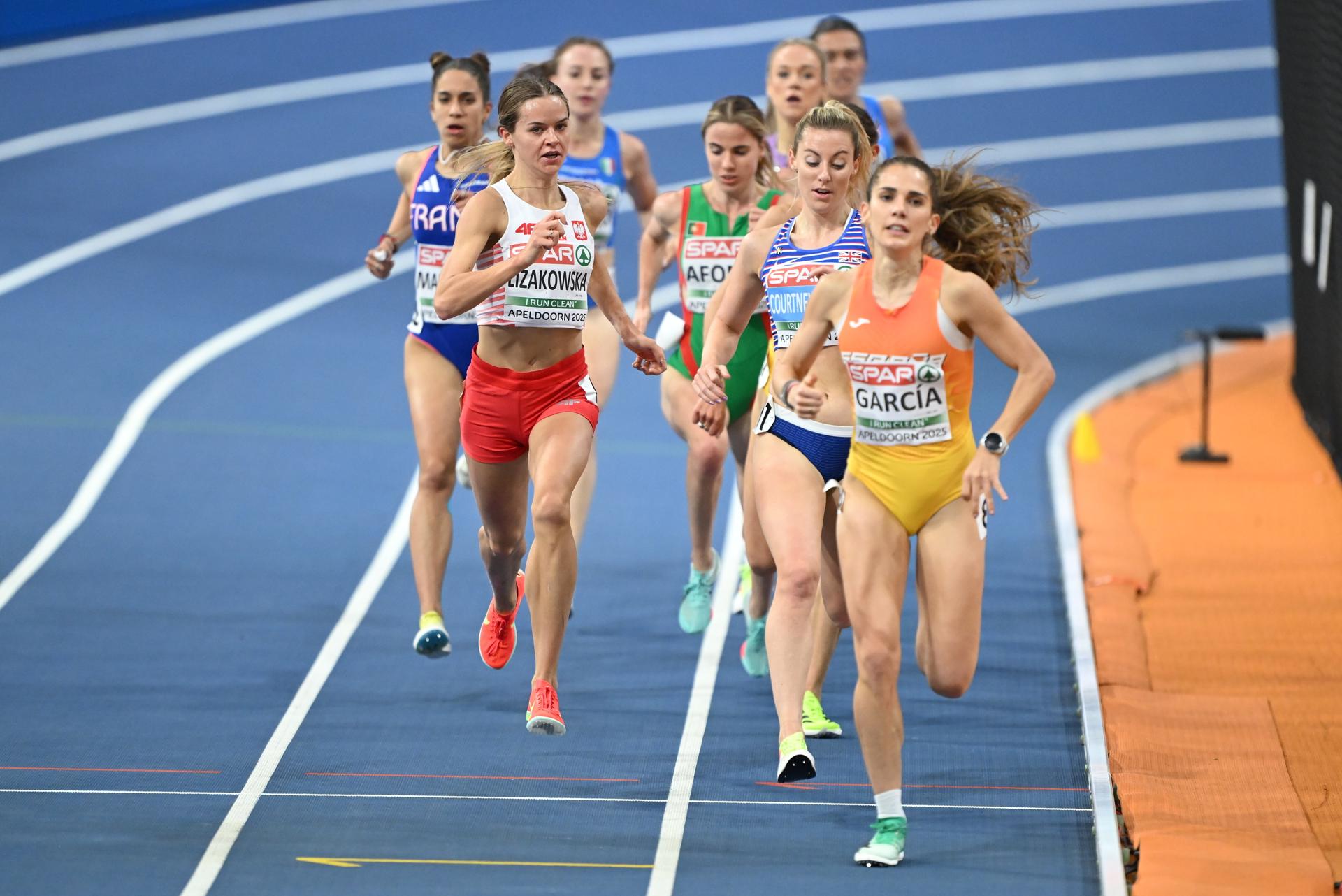 Marta García, al frente de la serie de 3000 metros en la que ha logrado la clasificación para la final en el Campeonato Europeo de Atletismo en Pista Cubierta en Apeldoorn (Países Bajos). EFE/EPA/Adam Warzawa