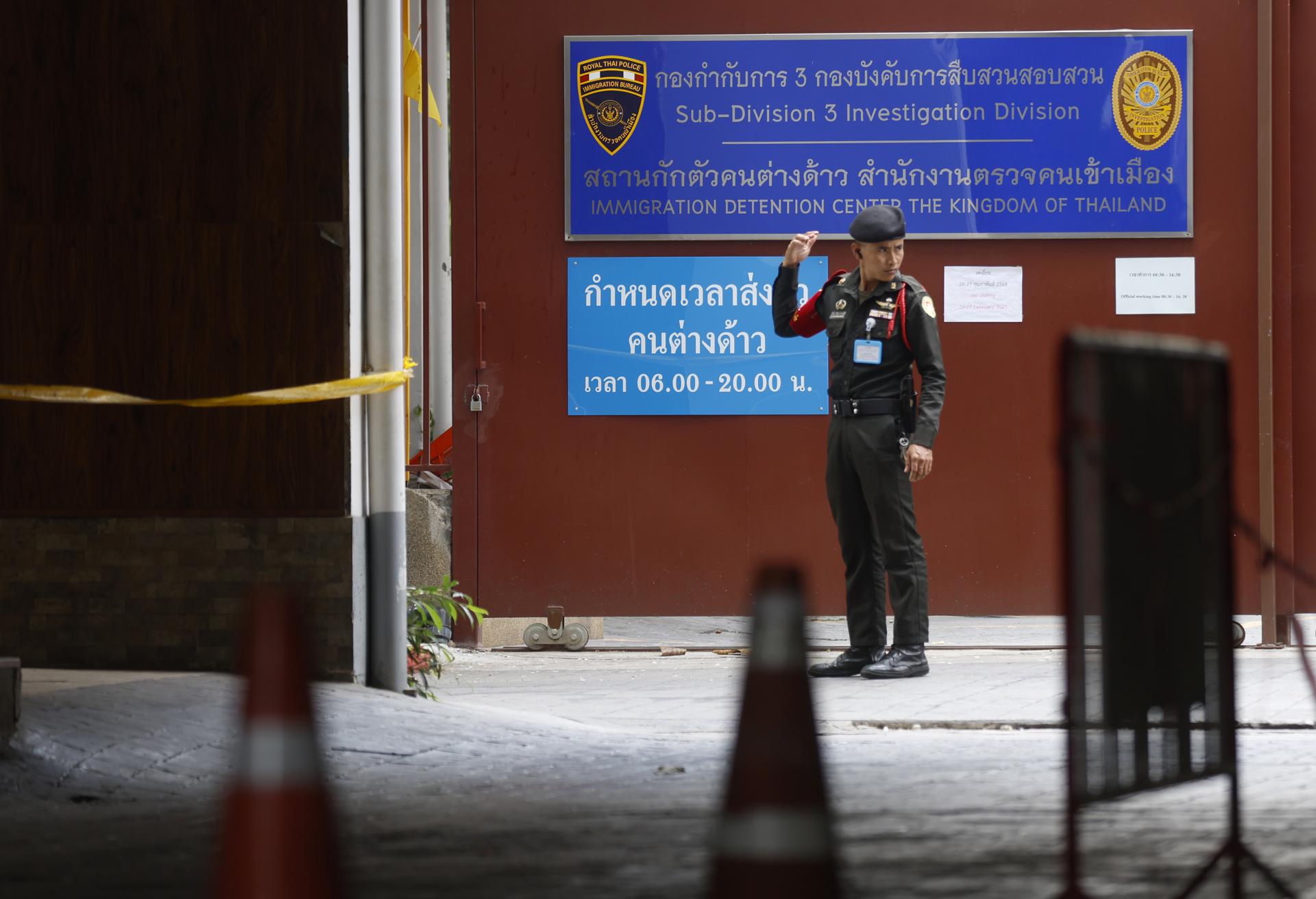 Fotografía de archivo de un guardia de seguridad tailandés frente al centro de detención para inmigrantes en Bangkok, donde se encontraban decenas de uygures.
EFE/EPA/NARONG SANGNAK