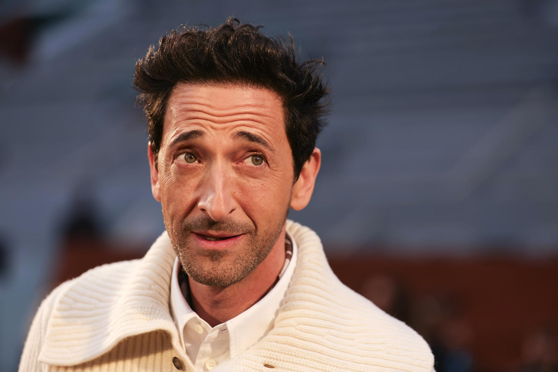 El actor Adrien Brody asiste al desfile de Lacoste en la semana de la moda de París. EFE/EPA/Teresa Suarez