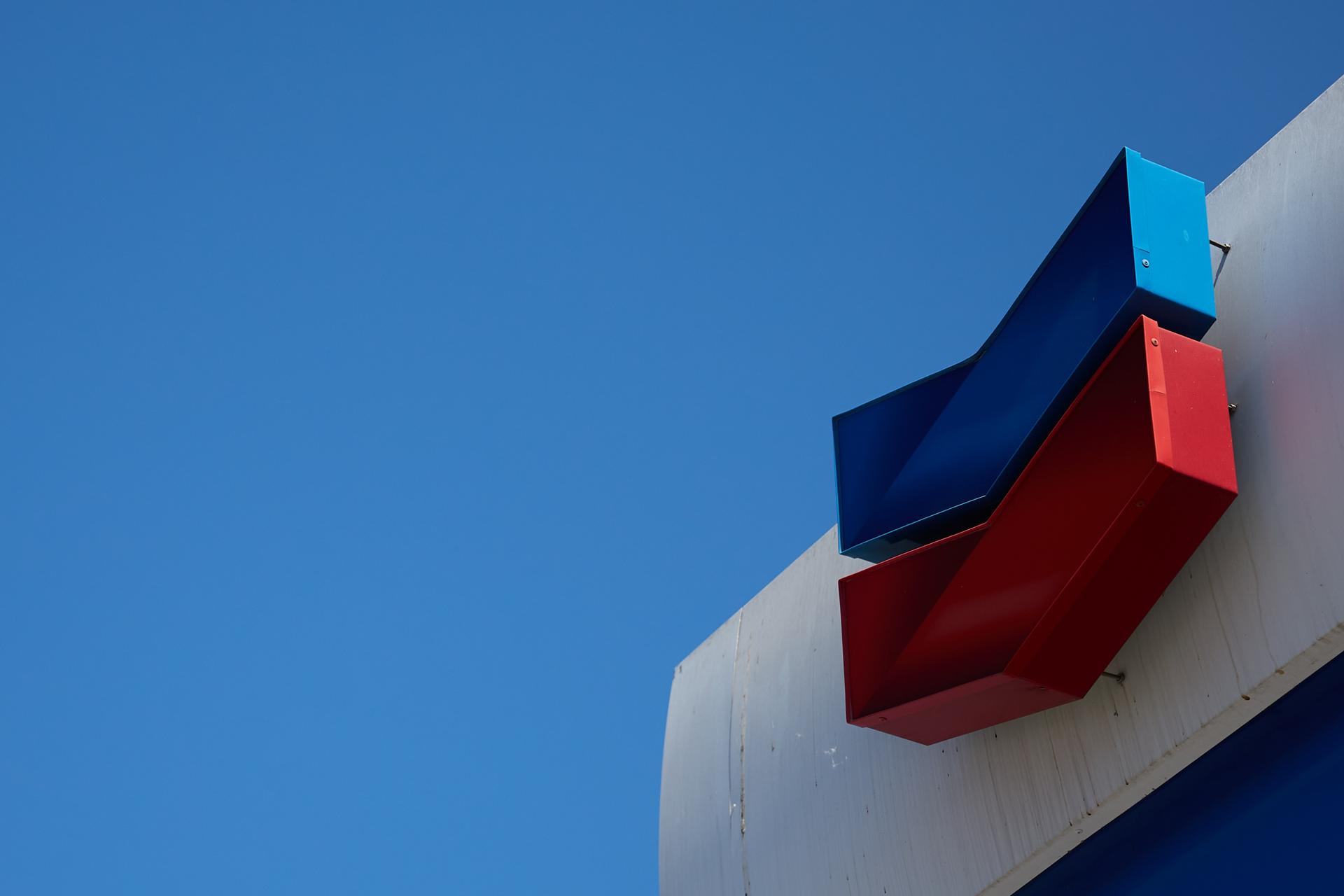 Fotografía de archivo en donde se ve el logo de la petrolera estadounidense Chevron. EFE/ALLISON DINNER