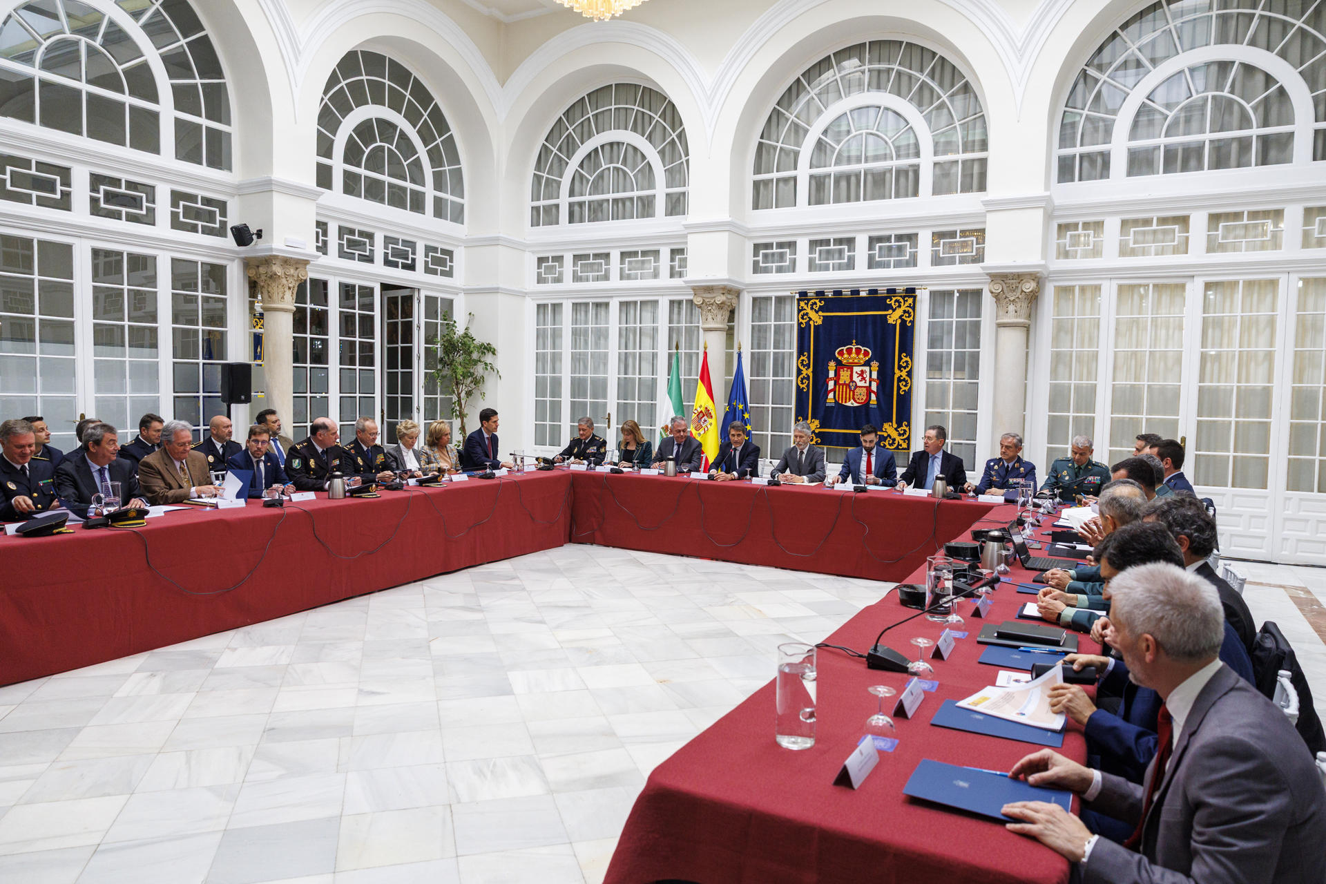 El ministro del Interior, Fernando Grande-Marlaska (c), acompañado del alcalde de Sevilla, José Luis Sanz, el secretario de Estado de Seguridad, Rafael Pérez, y el delegado del Gobierno en Andalucía, Pedro Fernández, durante la reunión que ha presidido de coordinación del dispositivo de seguridad para la Cuarta Conferencia Internacional sobre la Financiación para el Desarrollo (FpD4), que se celebrará en Sevilla entre el 30 de junio y el 3 de julio auspiciada por Naciones Unidas, este martes en la sede de la delegación del Gobierno Central en la Plaza de España. EFE/Julio Muñoz