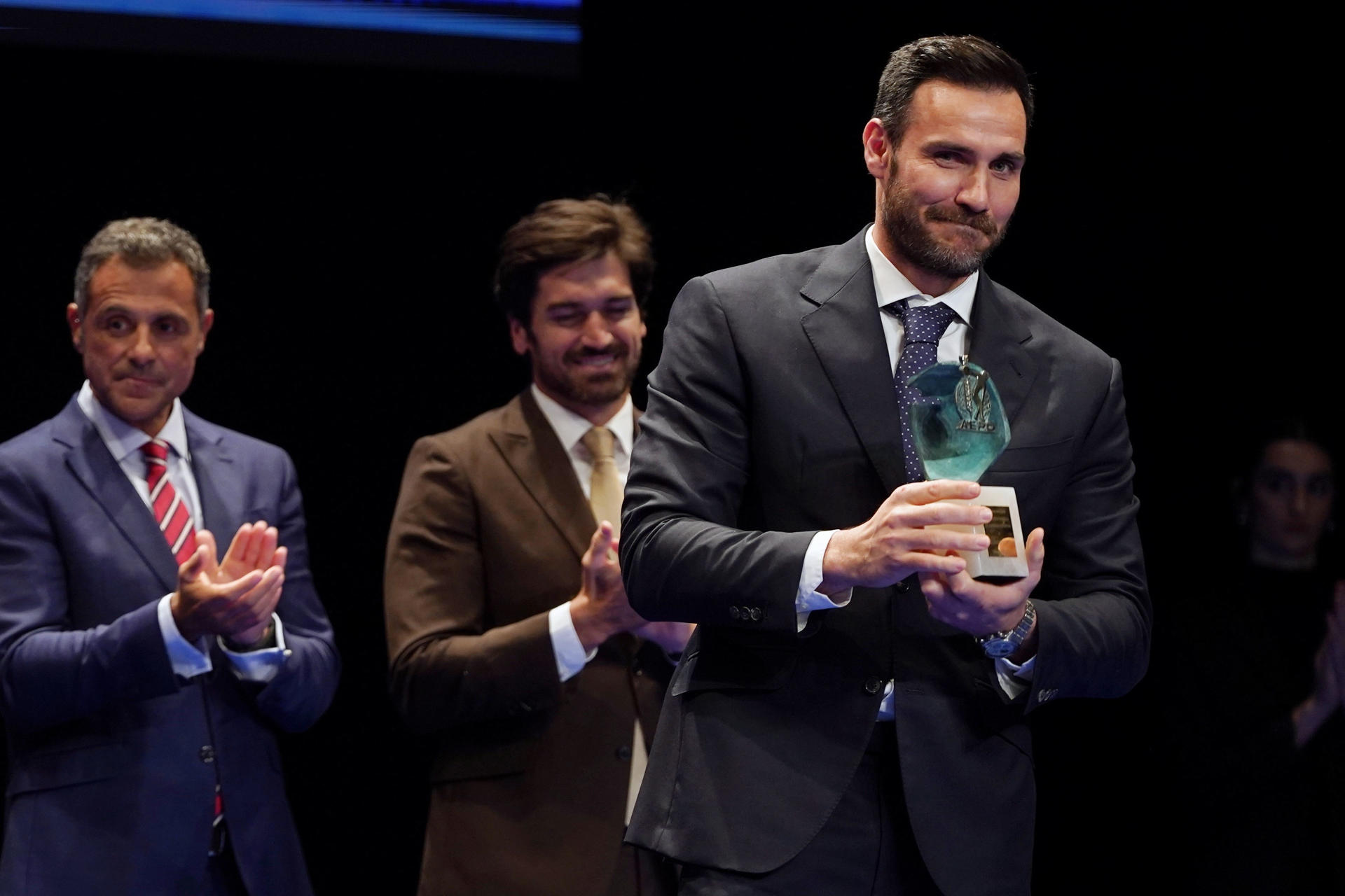 El piragüista Saúl Craviotto recoge uno de los galardones en la 44 edición de la Gala Nacional del Deporte celebrada este lunes en Valladolid. EFE/Nacho Gallego