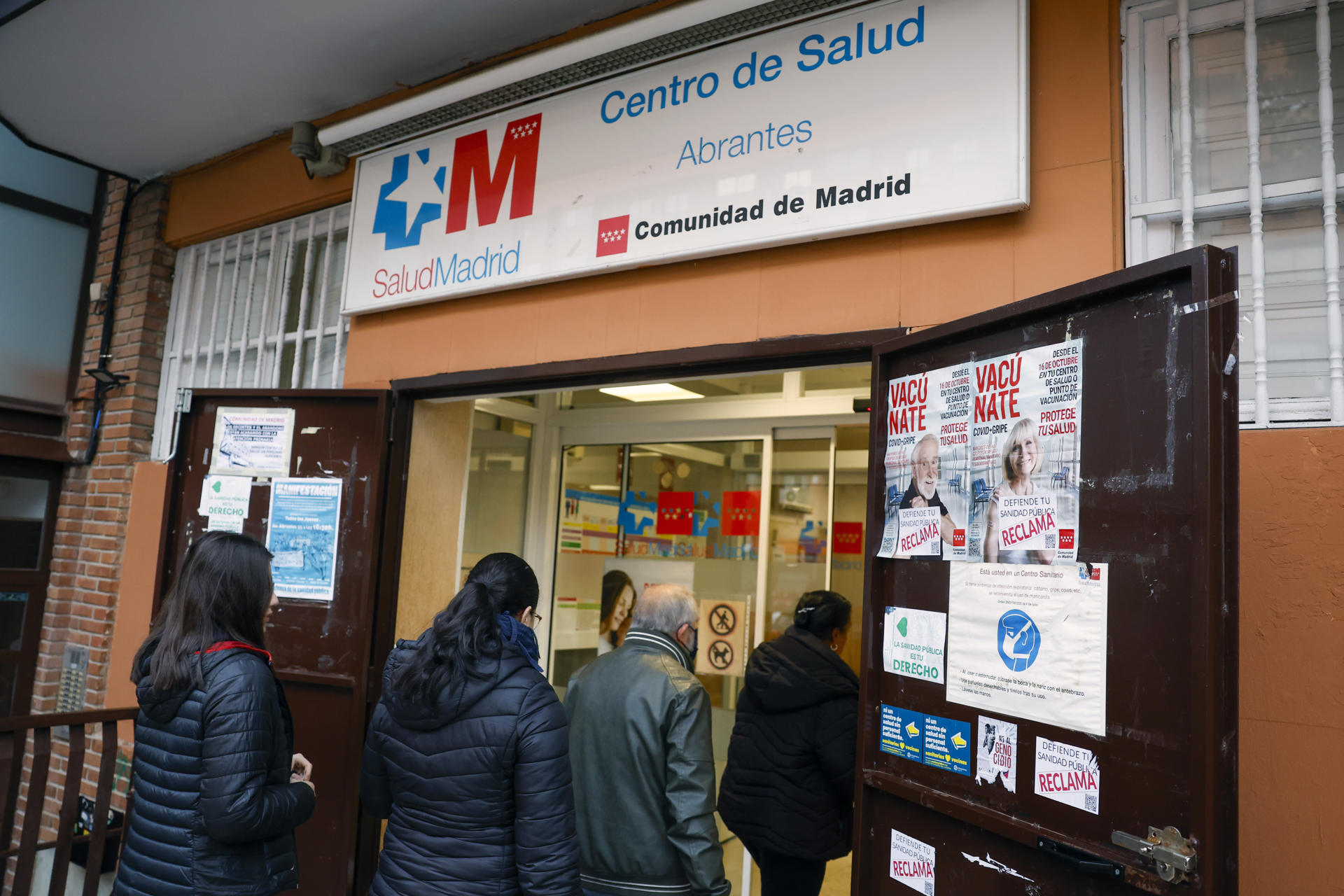 Imagen de archivo de varias personas en la entrada de un centro de atención primaria de Madrid. EFE/ Mariscal