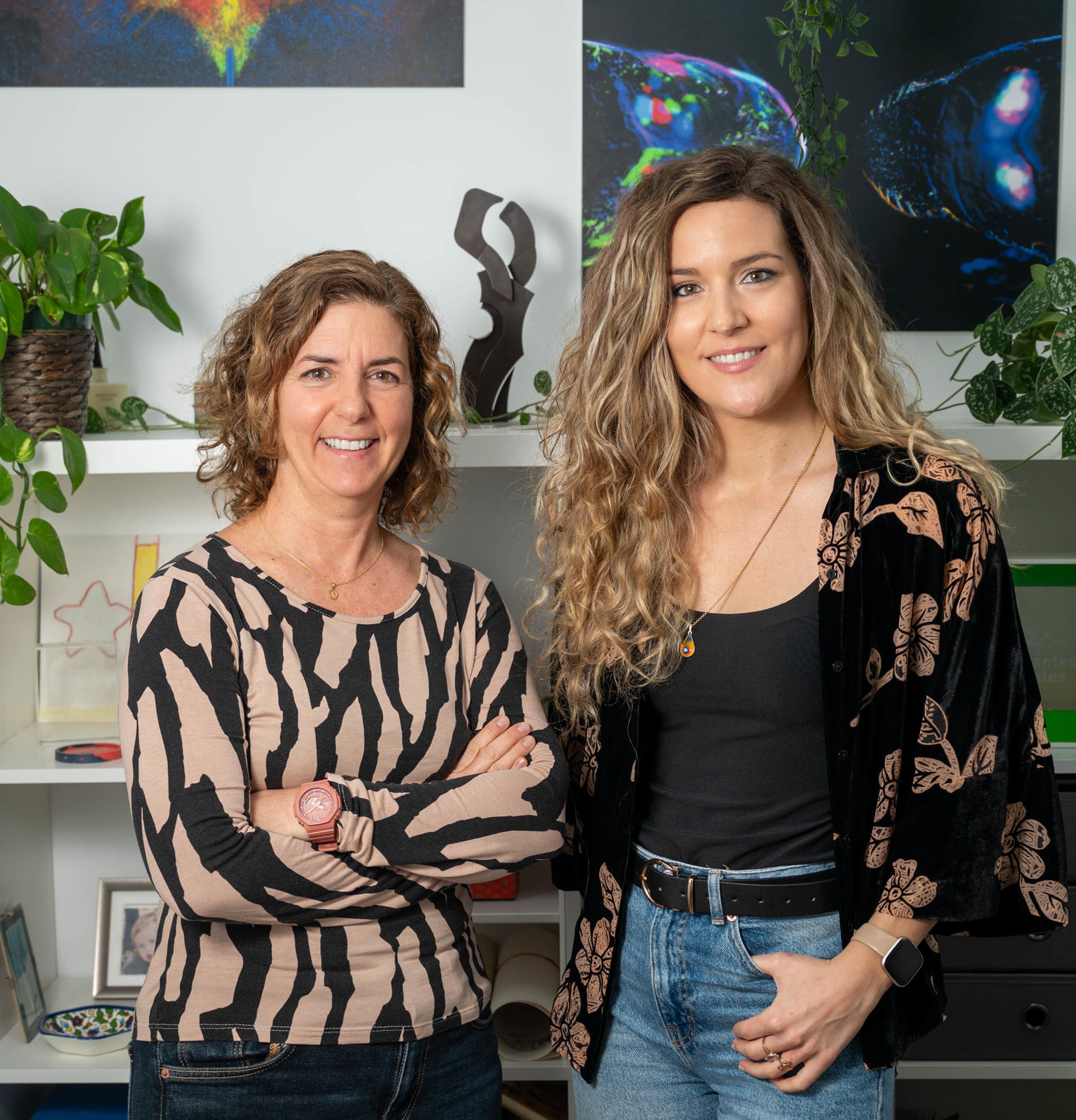 En la fotografía, las investigadoras del Instituto de Neurociencias (CSIC-UMH) Guillermina López-Bendito (izda) y Mar Aníbal-Martínez. Imagen cedida por el IN.