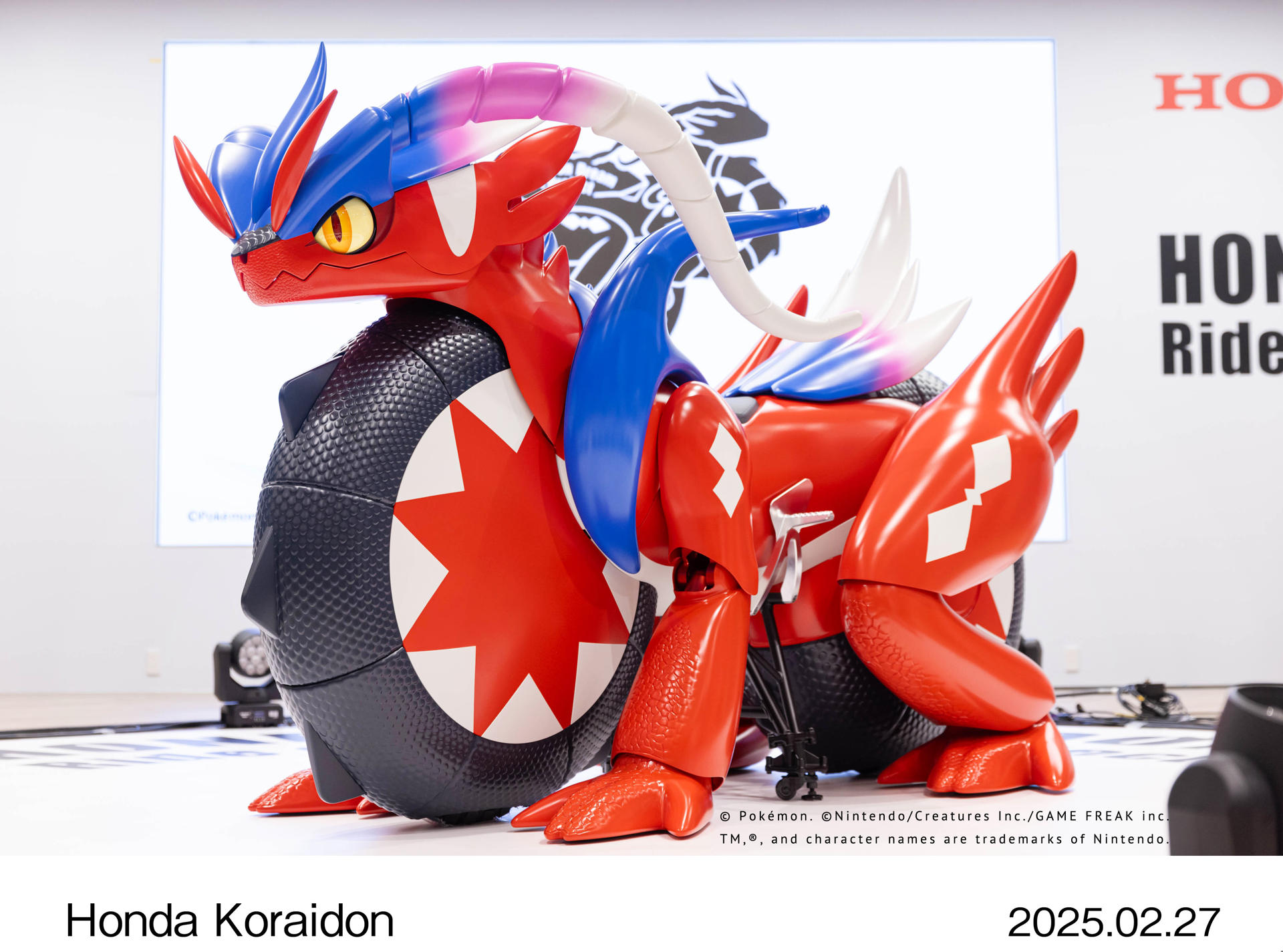 El fabricante de vehículos japonés Honda ha recreado a tamaño casi real al pokémon legendario Koraidon, de 'Pokémon Escarlata', uno de los dos últimos videojuegos principales de la franquicia, que se exhibe al público desde este viernes y hasta el próximo domingo en el Honda Welcome Plaza Aoyama de Tokio.El proyecto 'Honda Koraidon' ha sido supervisado por The Pokémon Company, la entidad que gestiona los derechos de la marca Pokémon, y ha contado con la participación de unos 40 voluntarios de la segunda mayor empresa automovilística del país asiático. EFE/ Honda Copyright / ©pokémon / ©nintendo/creatures Game Freak Inc *****SOLO USO EDITORIAL/SOLO DISPONIBLE PARA ILUSTRAR LA NOTICIA QUE ACOMPAÑA (CRÉDITO OBLIGATORIO) *****