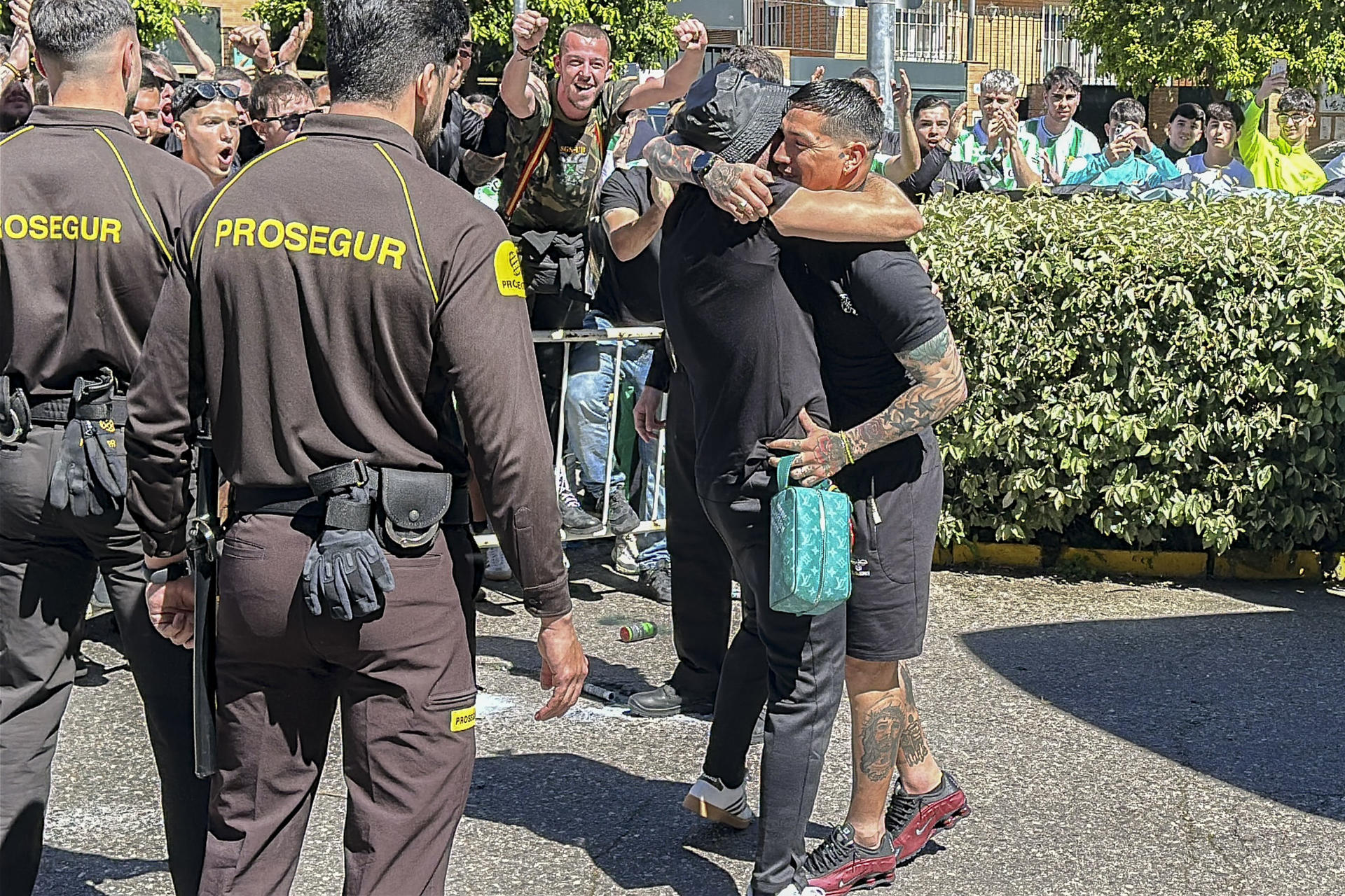 Vista del recibimiento por parte de los ultras béticos a su equipo en la llegada al hotel de concentración donde esperarán hasta la hora del partido. Con bengalas, cohetes y humo han querido animar a sus jugadores. En la imagen el Chimy Ávila es saludado a su llegada. -EFE/ David Arjona