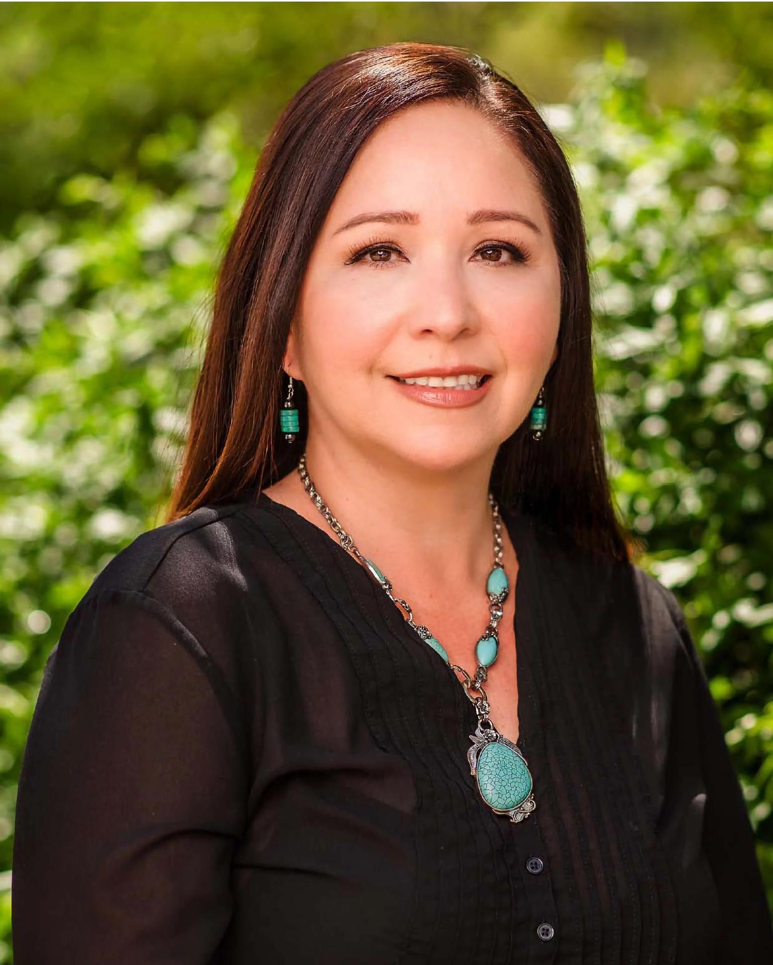 Fotografía cedida por la campaña de Adelita Grijalva que muestra a la demócrata Adelita Grijalva quien busca convertirse en la primera mujer mexicoamericana electa para el Congreso de Estados Unidos para el escaño que dejó su padre, Raúl Grijalva, quien falleció de cáncer en marzo pasado. EFE/Adelita Grijalva