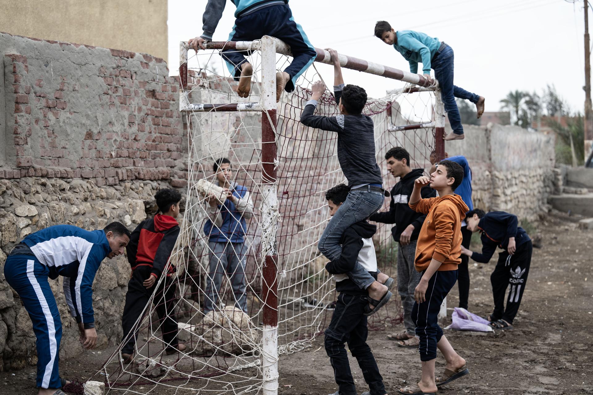 Foto del 22 de marzo de 2025 de los preparativos para el partido de fútbol de un torneo de fútbol de Ramadán que se está celebrando en el pueblo de Bir Amarah, en Egipto. EFE/EPA/MOHAMED HOSSAM