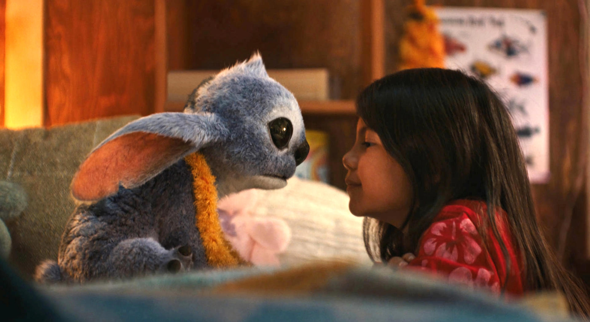 Fotograma cedido este miércoles, 12 de marzo, por Disney en la que se registró a la actriz Maia Kealoha, como Lilo (d), y el personaje Stitch, durante una escena de la película 'Lilo & Stitch' que llegará a la pantalla grande el próximo 23 de mayo. EFE/Disney