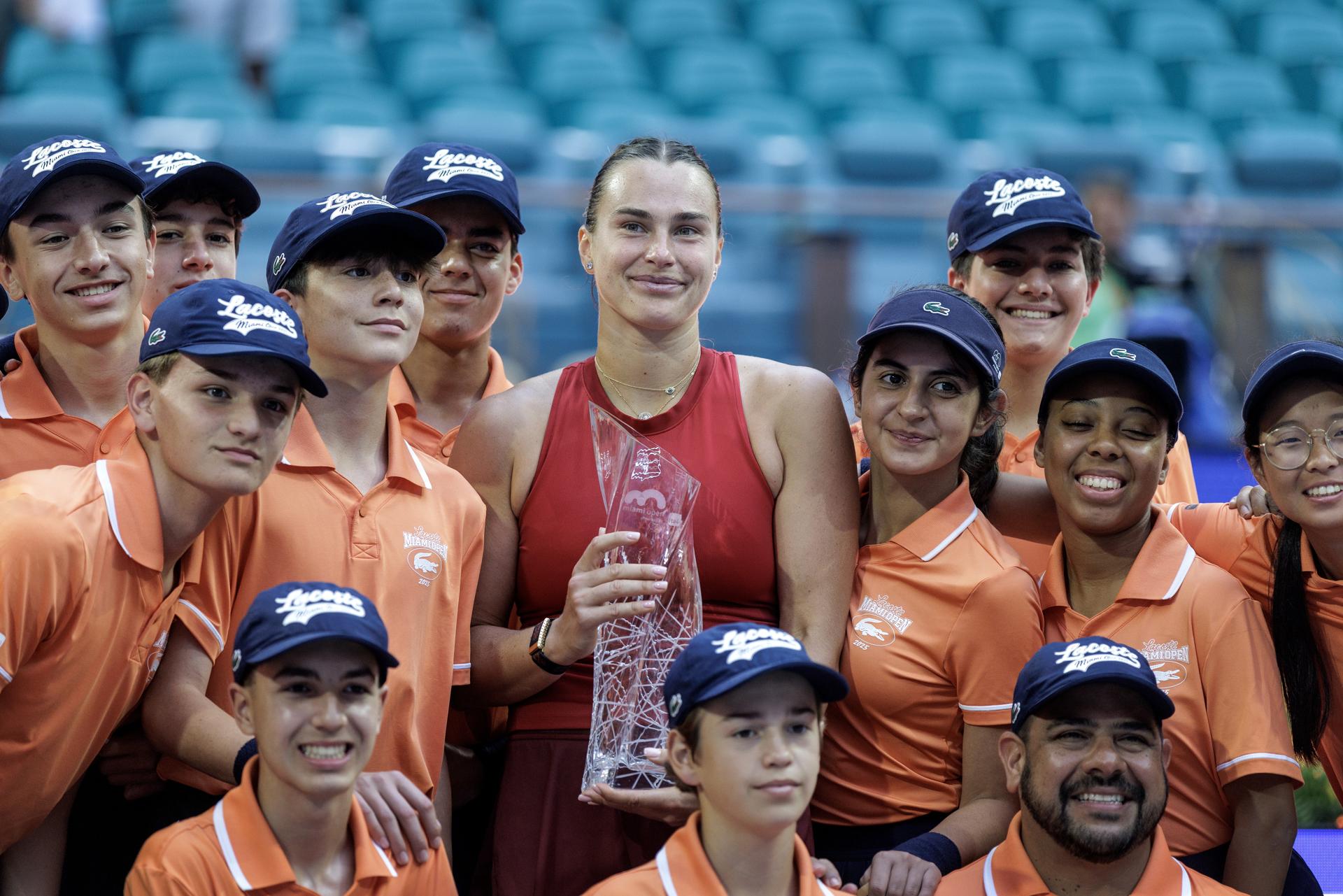 Aryna Sabalenka (C) posa con el trofeo de Abierto de Miami de tenis. EFE/EPA/CRISTOBAL HERRERA-ULASHKEVICH