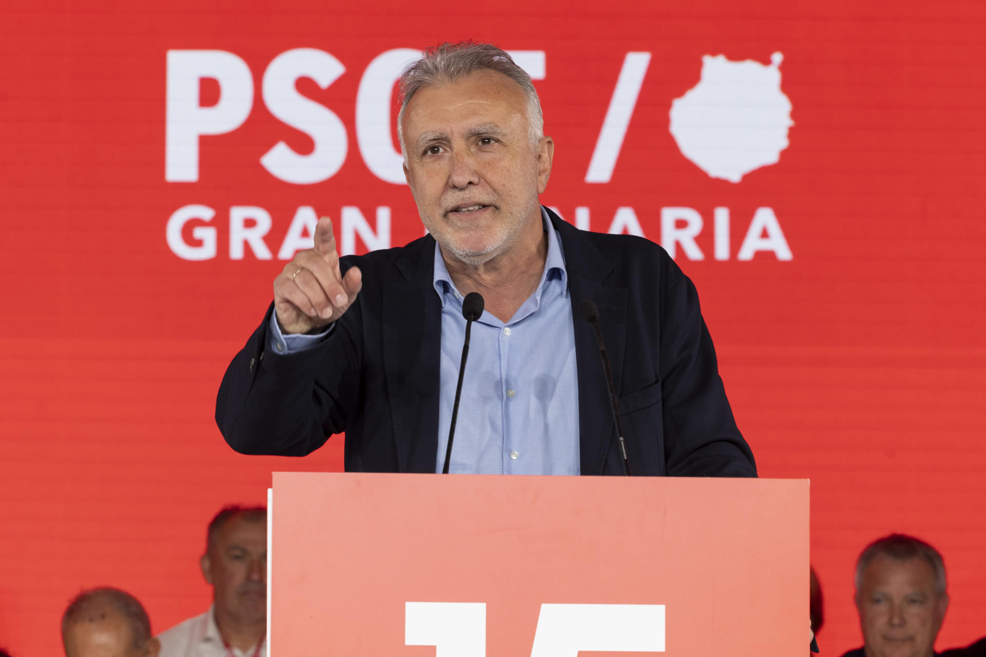 El ministro de Política Territorial y Memoria Democrática, Ángel Víctor Torres, ha anunciado este domingo que padece cáncer y se someterá a una intervención quirúrgica a final de abril. El ministro ha hecho este anuncio durante su intervención en el congreso insular del PSOE de Gran Canaria celebrado este fin de semana en Las Palmas de Gran Canaria. EFE/ Quique Curbelo
