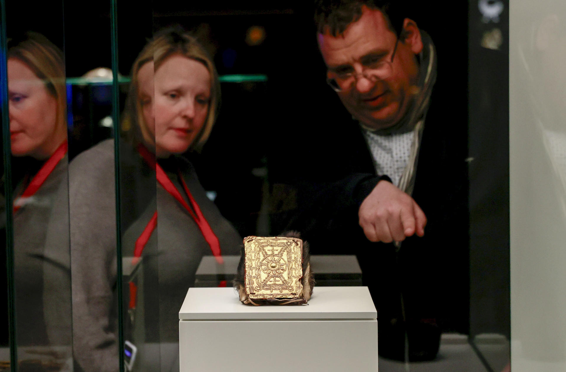 Dos visitantes observan una de las piezas que forman parte de la muestra 'El oro de los akan. Tesoros reales del África occidental' durante la presentación de la exposición organizada por la Fundación Barrié este viernes en A Coruña. EFE/ Cabalar