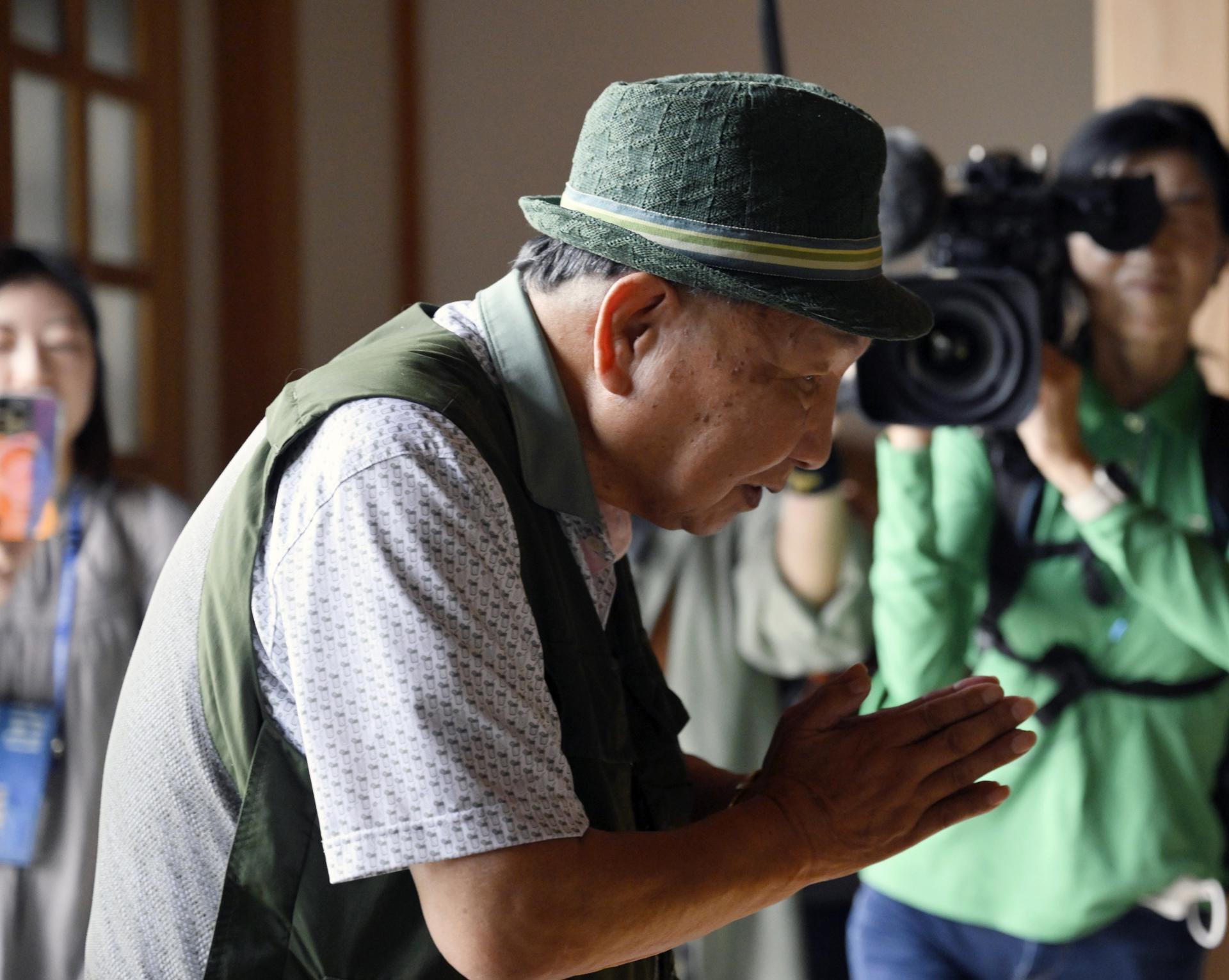 Iwao Hakamada orando en un templo en Hamamatsu, prefectura de Shizuoka, Japón, en una imagen del 26 de septiembre de 2024. EFE/EPA/JAPAN POOL / POOL