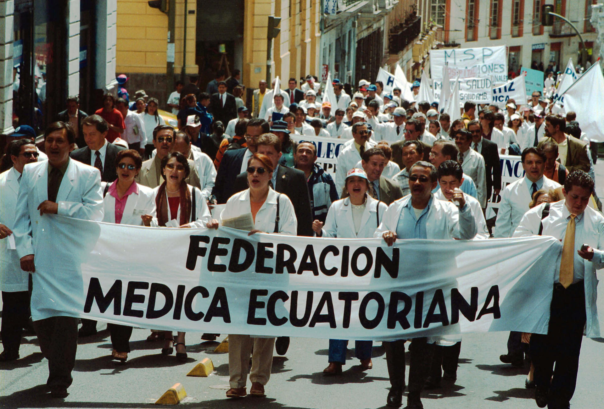 Fotografía de archivo en la que se registró una marcha de integrantes de la Federación Médica Ecuatoriana, que integra la Alianza Nacional por la Salud (ANS) de Ecuador y reclama al próximo Gobierno un mejor acceso a medicamentos de calidad para tratar enfermedades raras y el aumento de la financiación y la plantilla de profesionales, entre otros. EFE/Guillermo Legaria