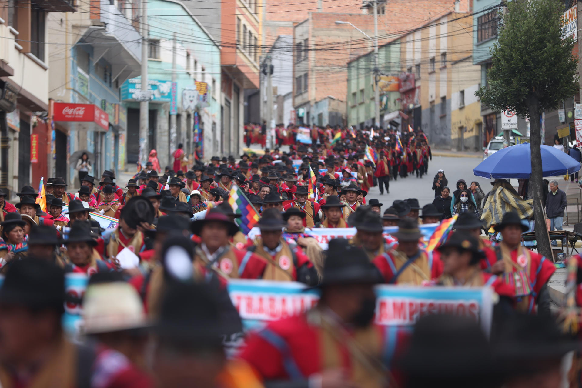 Cientos de campesinos aimaras fueron registrados este miércoles, 18 de marzo, al marchar desde El Alto y rumbo a La Paz, para exigir al Gobierno una solución definitiva a la escasez de combustibles y a la inflación. EFE/Luis Gandarillas