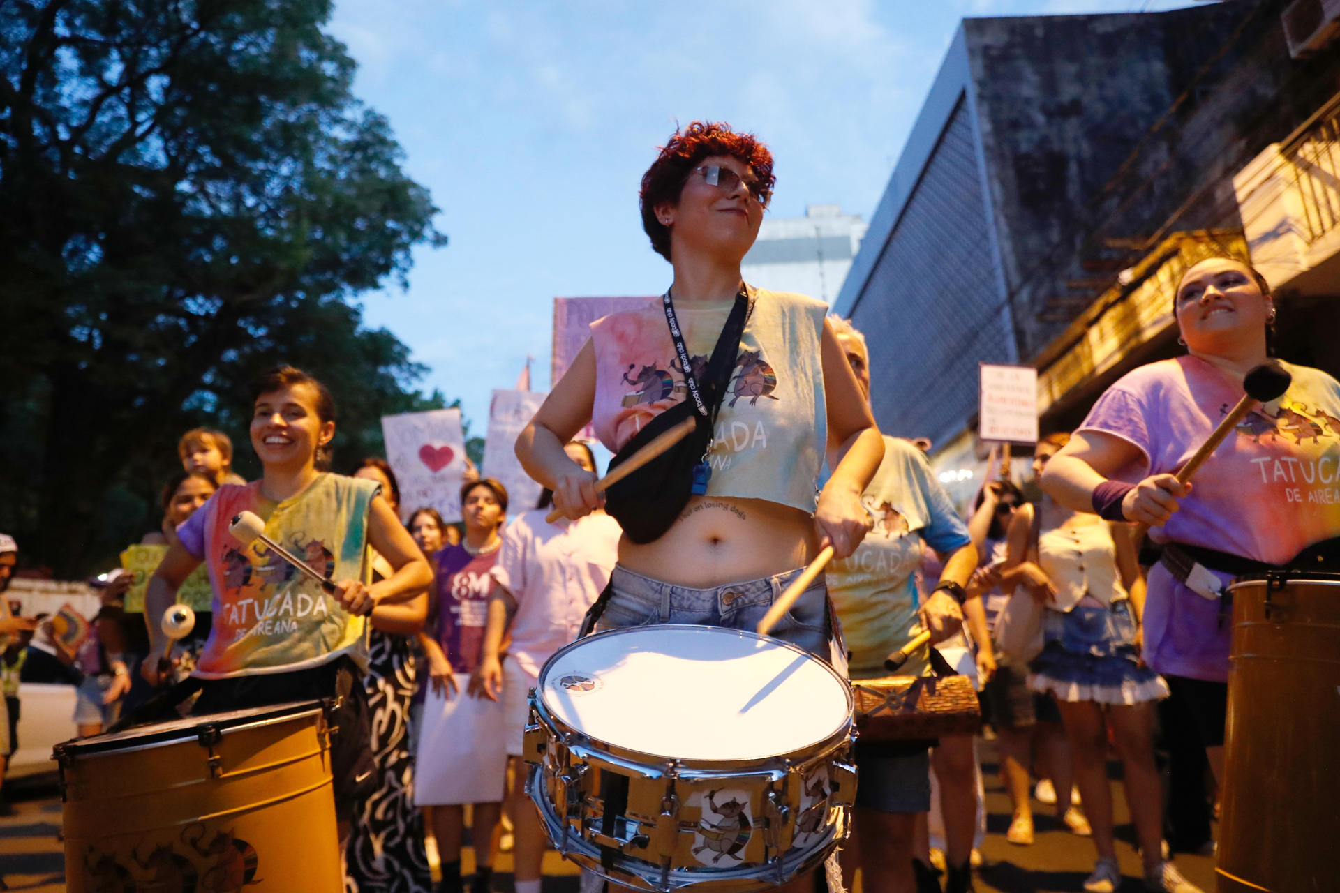 Mujeres participan en una protesta en el Día Internacional de la Mujer este sábado en Asunción (Paraguay). EFE/Juan Pablo Pino