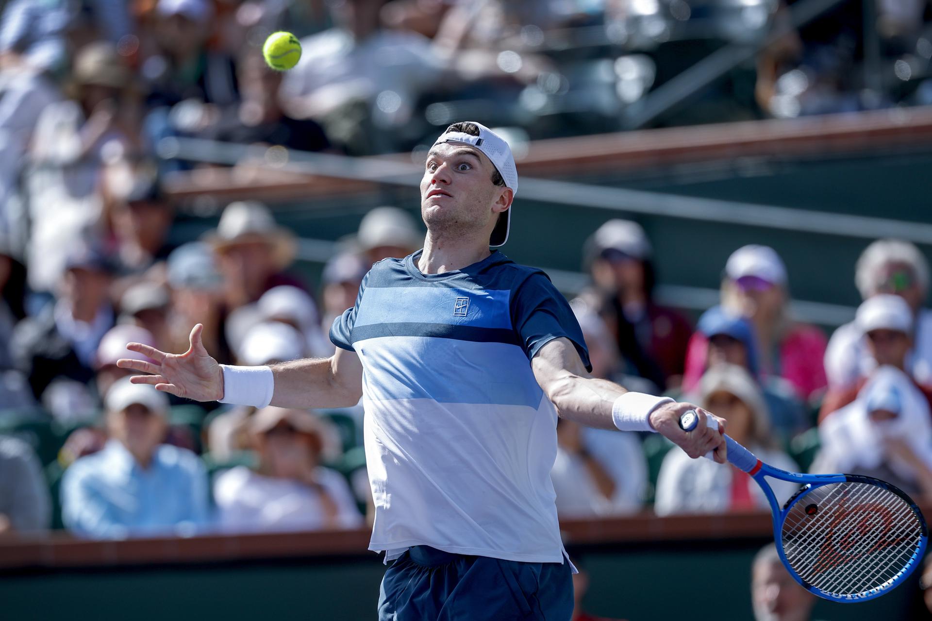 Jack Draper de Gran Bretaña en acción contra Holger Rune de Dinamarca durante el partido final de individuales masculinos del torneo de Indian Wells. EFE/EPA/JOHN G. MABANGLO