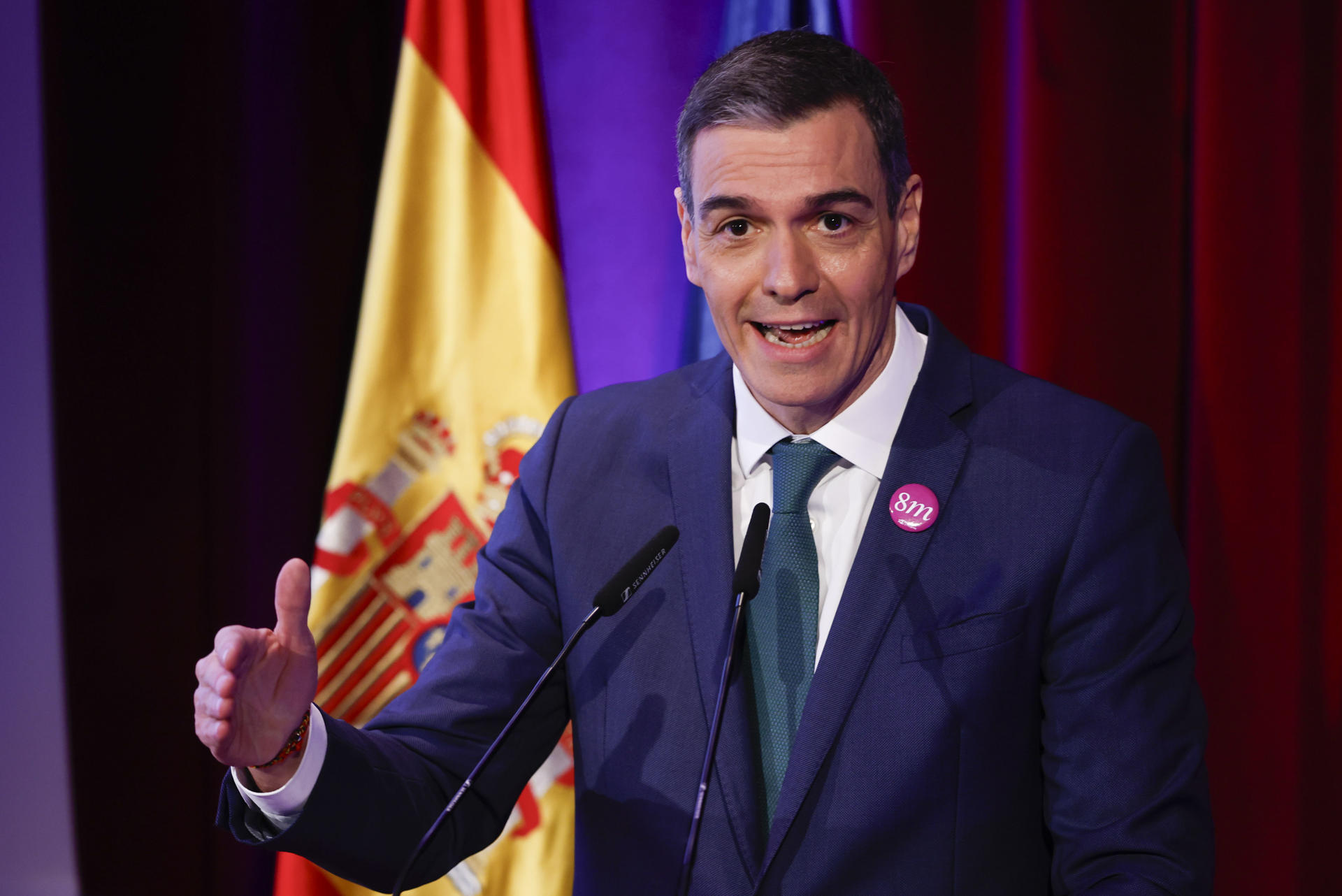 El presidente del Gobierno, Pedro Sánchez interviene en el acto institucional por el Día Internacional de la Mujer que este año tiene como lema ‘Nuestra voz. Más alta. Más clara. Más fuerte’, este viernes en el Auditorio del Museo del Prado. EFE/  JJ. GUILLÉN