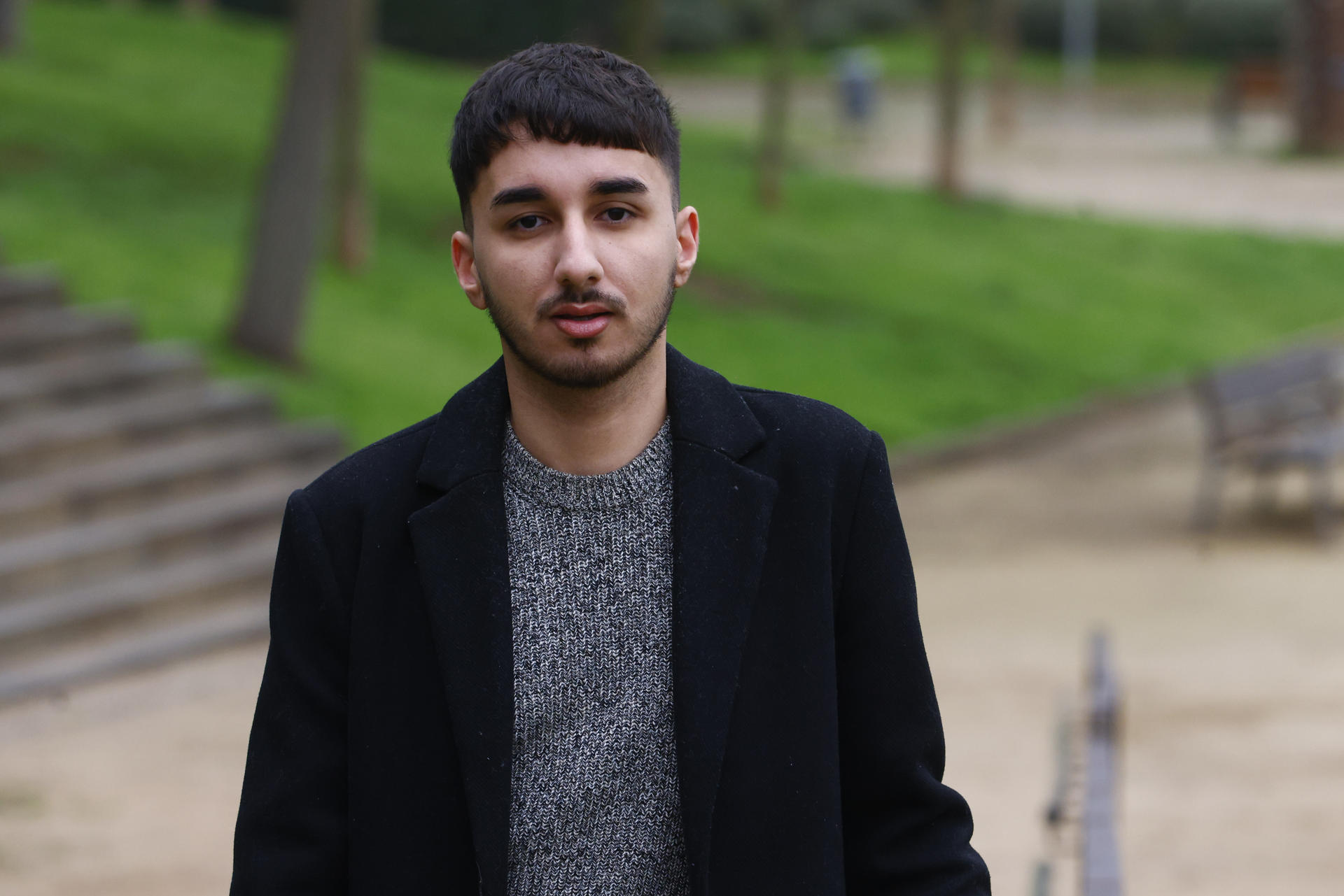 Redwan Baddouh (Arrecife, 2004) posa en las calles de Cerdanyola del Vallès (Barcelona). Redwan y Michelle nacieron en Lanzarote; David, en Gran Canaria. Los tres son de las Islas Canarias (Atlántico), españoles, pero les hicieron sentirse extranjeros alguna vez porque sus rasgos delatan que sus ascendientes proceden de África o Asia: "¿Y tú de dónde eres? ¿De dónde eres de verdad?". EFE/ Quique García