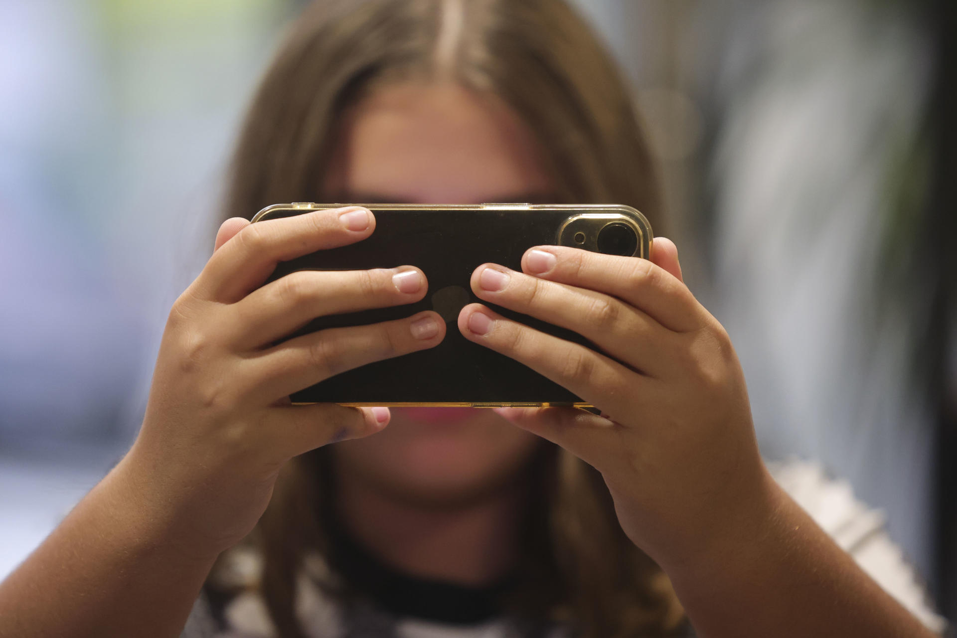 El Gobierno aprueba este martes la ley de protección de menores en entornos digitales que tipifica como delito la difusión sin autorización de imágenes pornográficas generadas por inteligencia artificial, crea una orden de alejamiento virtual para los que cometan delitos contra los menores e incluye formación para que alumnos y profesores hagan un uso responsable de internet. EFE/ J.M. García