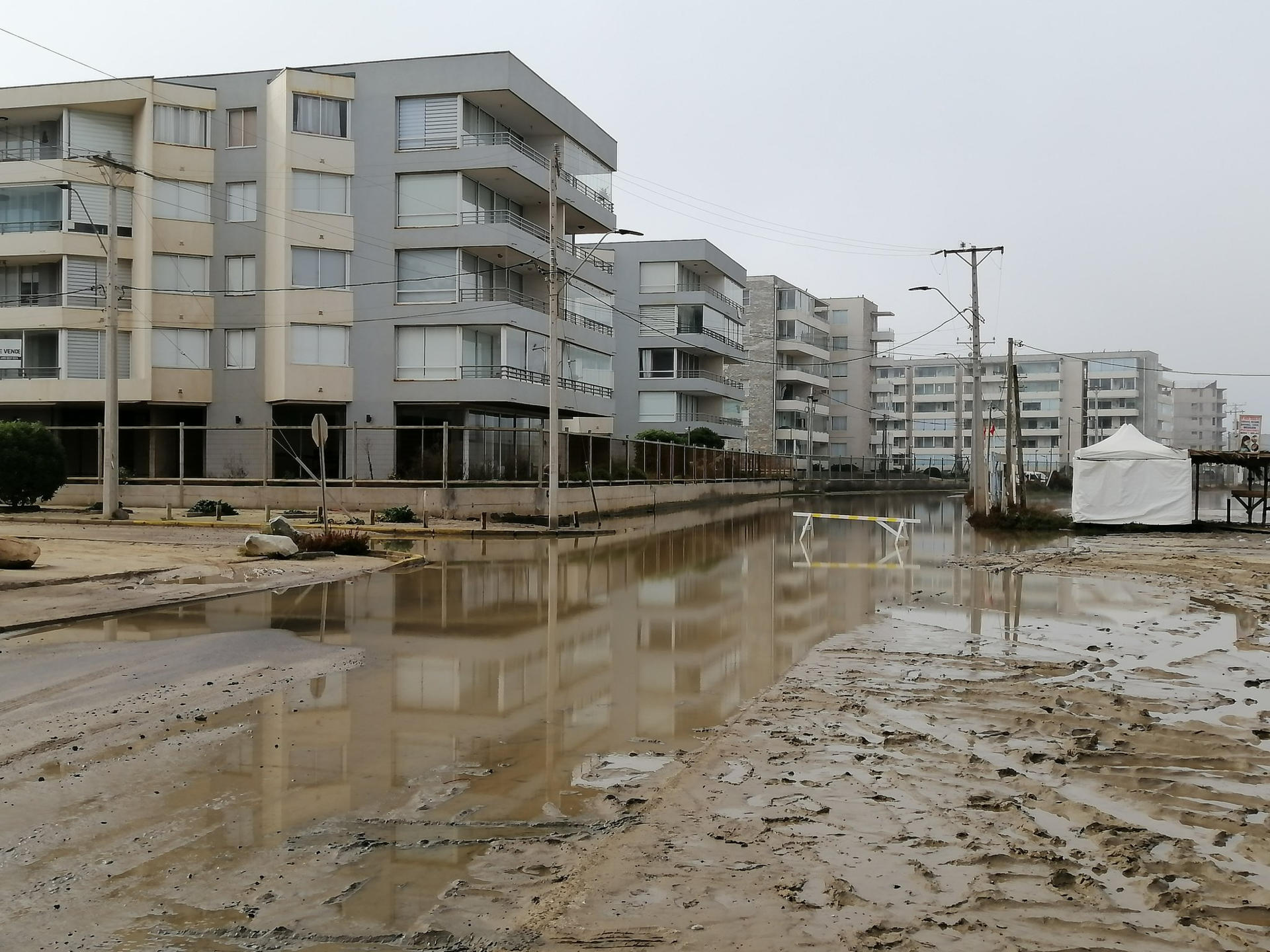 Fotografía cedida por Greenpeace de una calle inundada en la playa de Los Molles (Chile). EFE/ Greenpeace
