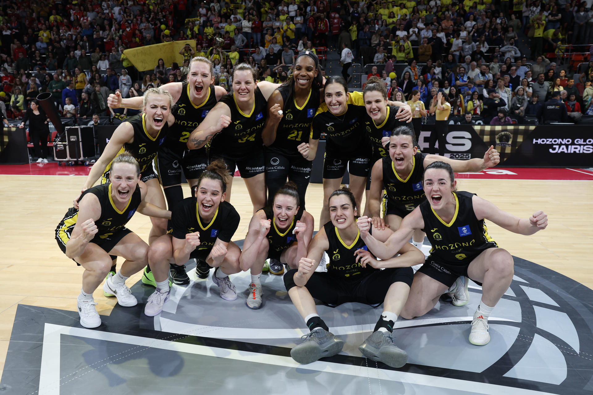 Las jugadoras del Hozono Jairis celebran su victoria ante el Perfumerías Avenida en la final de la Copa de la Reina de Baloncesto, este domingo en Zaragoza. EFE/ Javier Cebollada