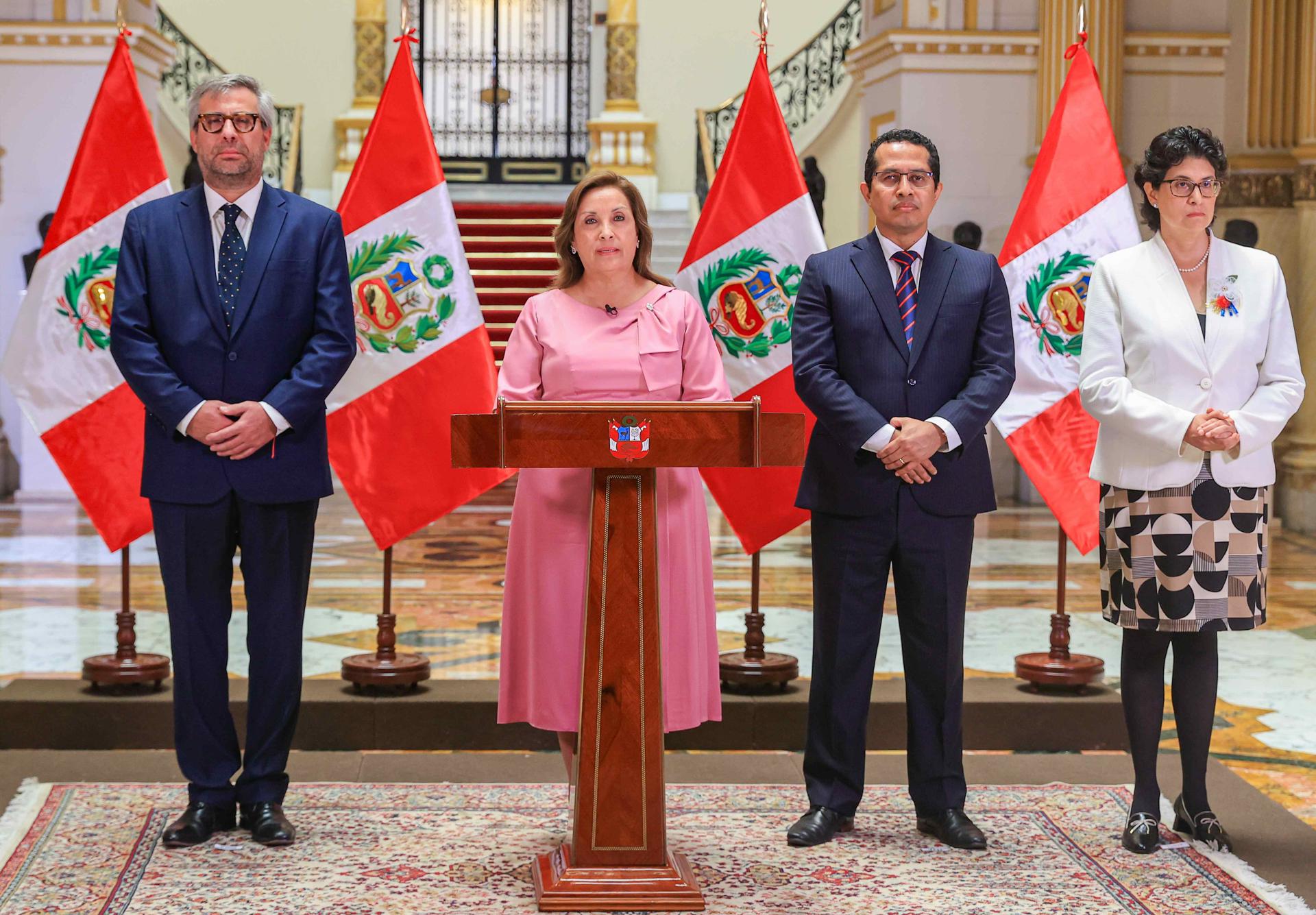Fotografía cedida por la Presidencia de Perú que muestra desde la izquierda al responsable de la Oficina Nacional de Procesos Electorales (ONPE), Piero Corvetto; la presidenta peruana, Dina Boluarte; el responsable del Jurado Nacional Electoral (JNE), Roberto Burneo, y del Registro Nacional de Identificación y Estado Civil (Reniec), Carmen Velarde, posando en el Palacio de Gobierno este martes, en Lima (Perú). EFE/ Presidencia de Perú