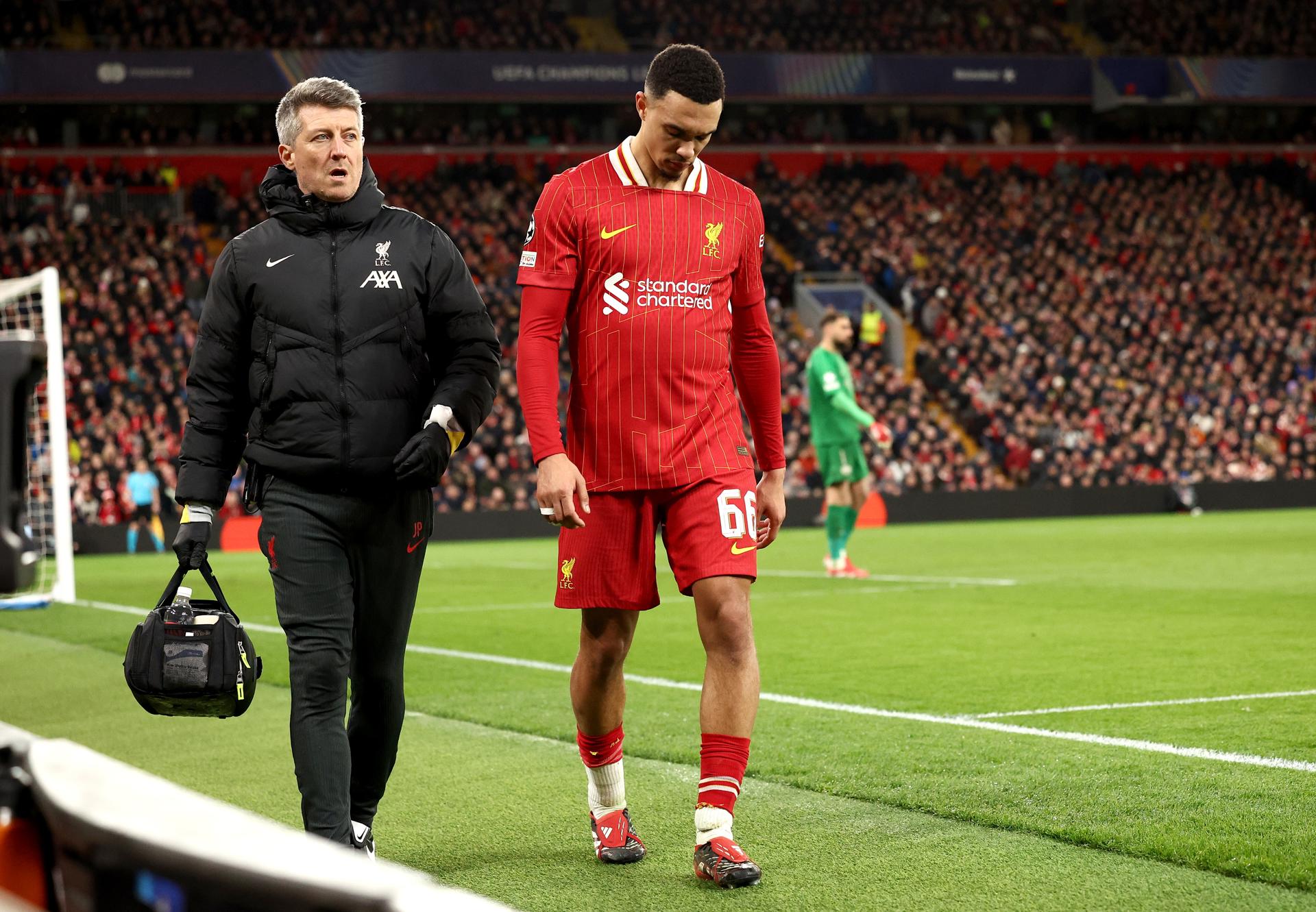 El lateral del Liverpool Trent Alexander-Arnold se retira lesionado durante el partido de vuelta de octavos de final de la UEFA Champions League jugado en Anfield, Liverpool, Reino Unido. EFE/EPA/ADAM VAUGHAN