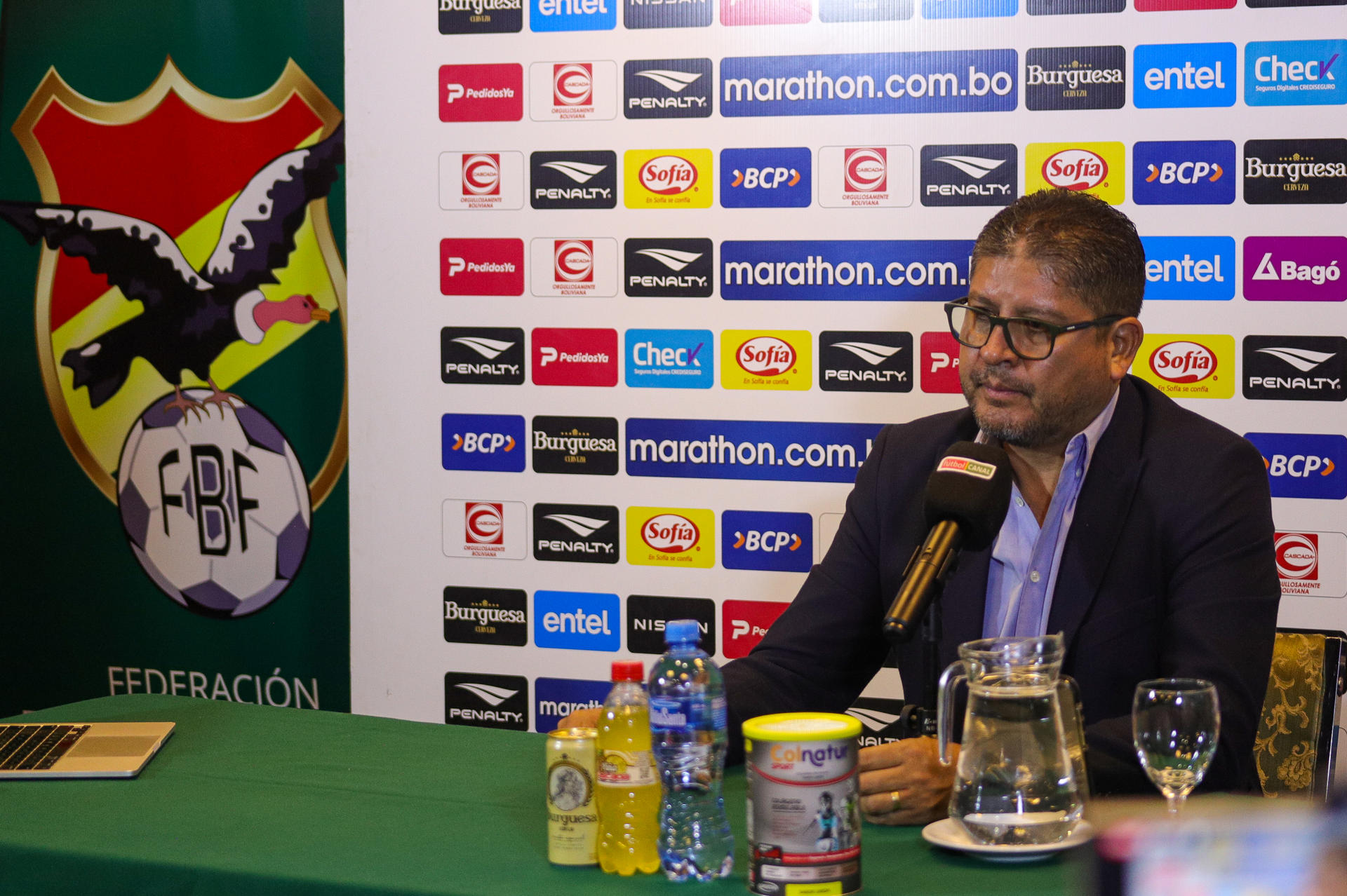 AME7833. LA PAZ (BOLIVIA), 08/03/2025.- El seleccionador de Bolivia, Óscar Villegas, habla en una conferencia de prensa este sábado, en La Paz (Bolivia). Óscar Villegas convocó a 26 jugadores para los partidos con Perú y Uruguay por las fechas 13 y 14 de las eliminatorias suramericanas del Mundial de 2026, con el propósito de "seguir sumando" y jugar "con todo" para clasificar. EFE/ Gabriel Márquez
