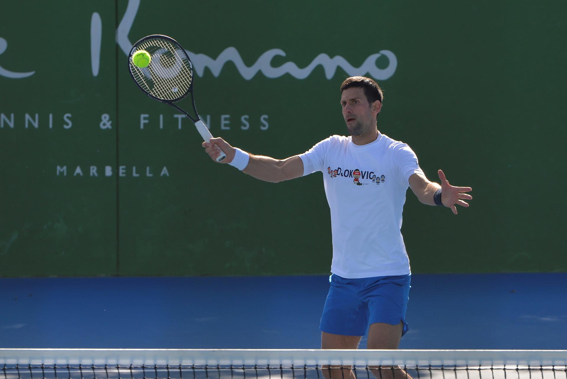 El tenista Novak Djokovic en el club de tenis de Puente Romano en Marbella en foto de archivo de Antonio Paz. EFE