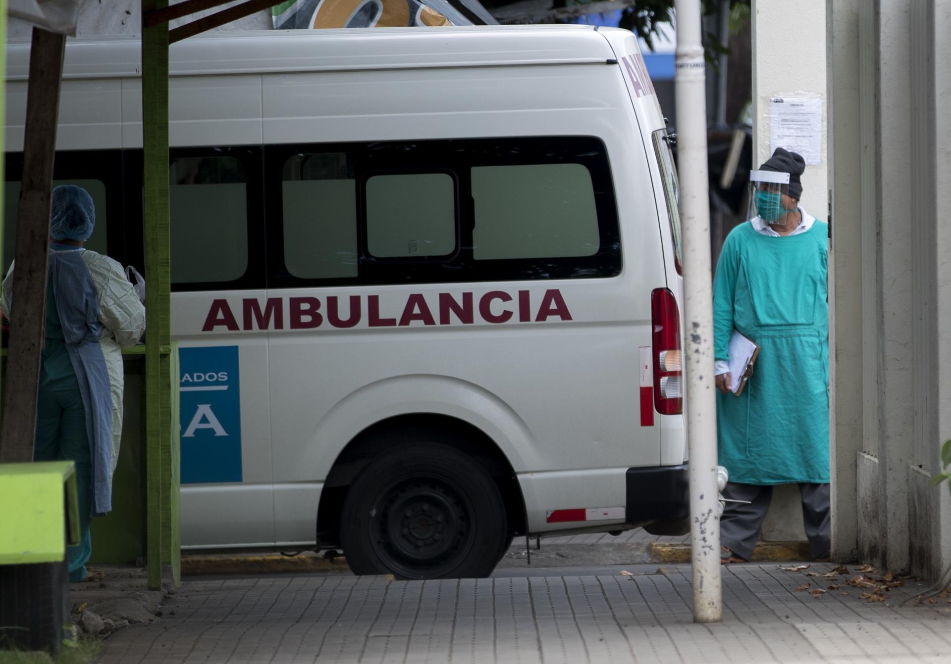 Fotografía de archivo en donde se ve una ambulancia mientras entra a un hospital de Managua (Nicaragua). EFE/Jorge Torres